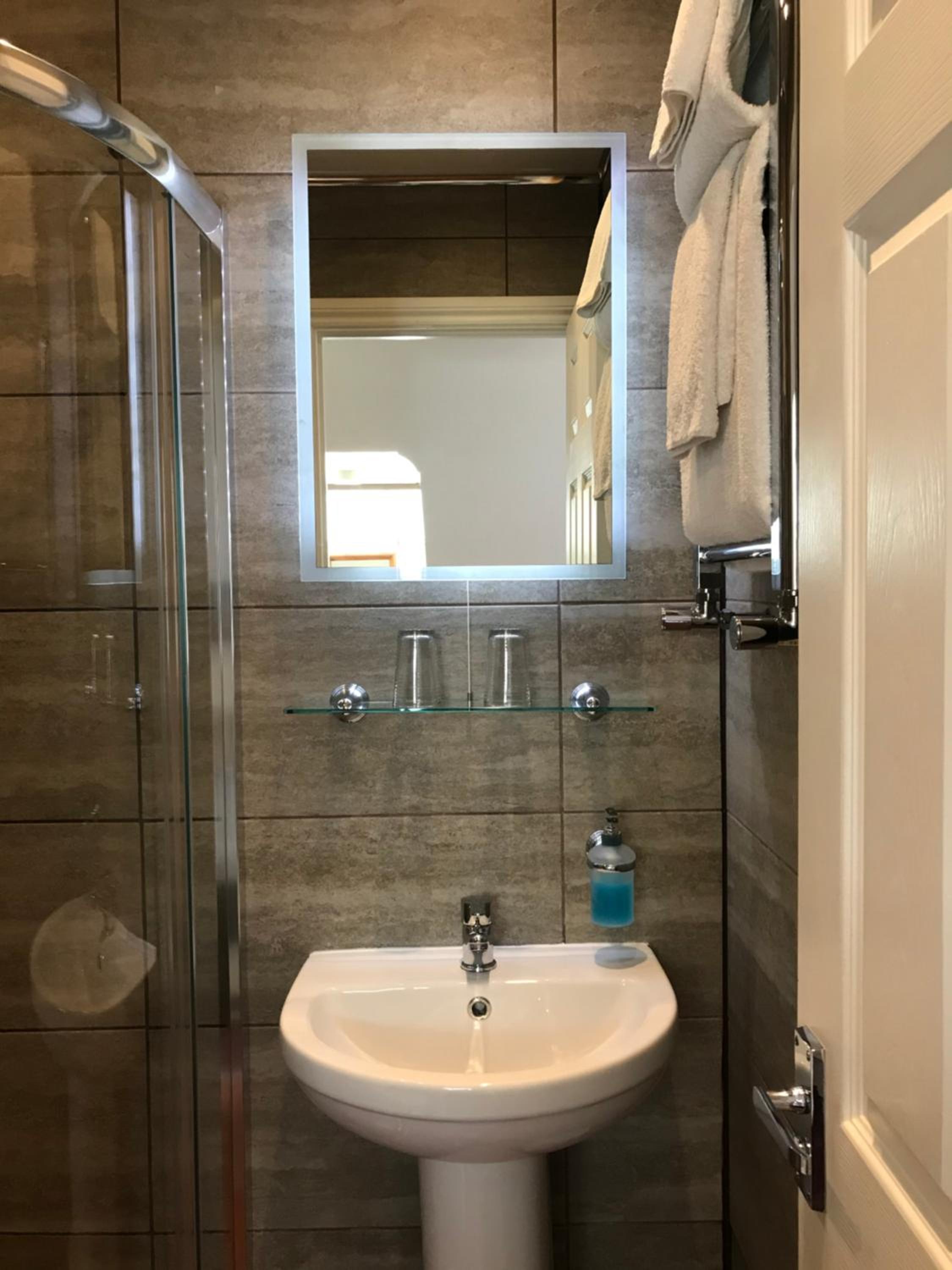 Twin Room with Private Bathroom - Photo 7