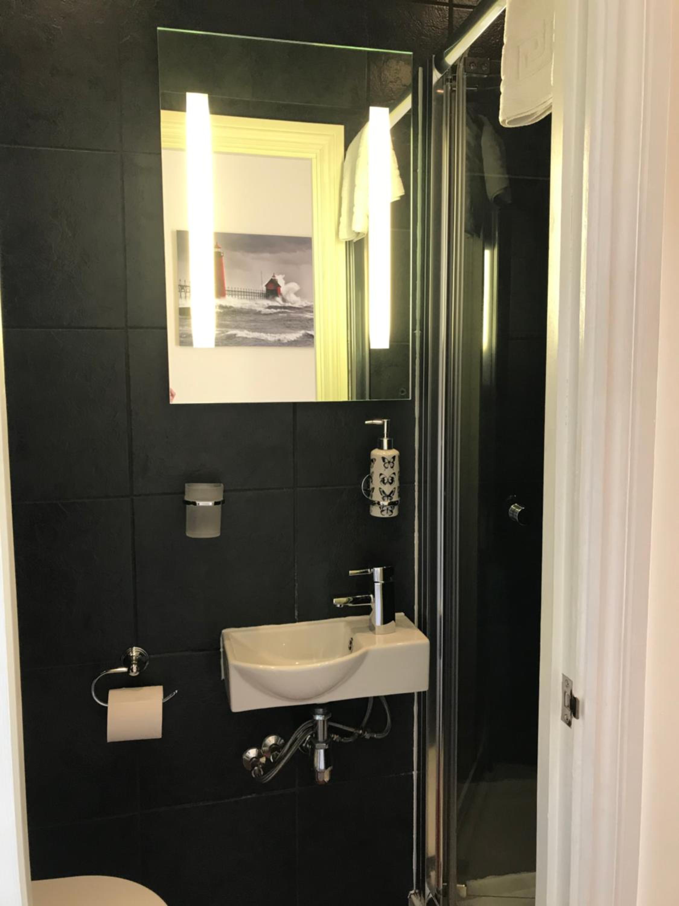 Single Room with Private Bathroom photo 2