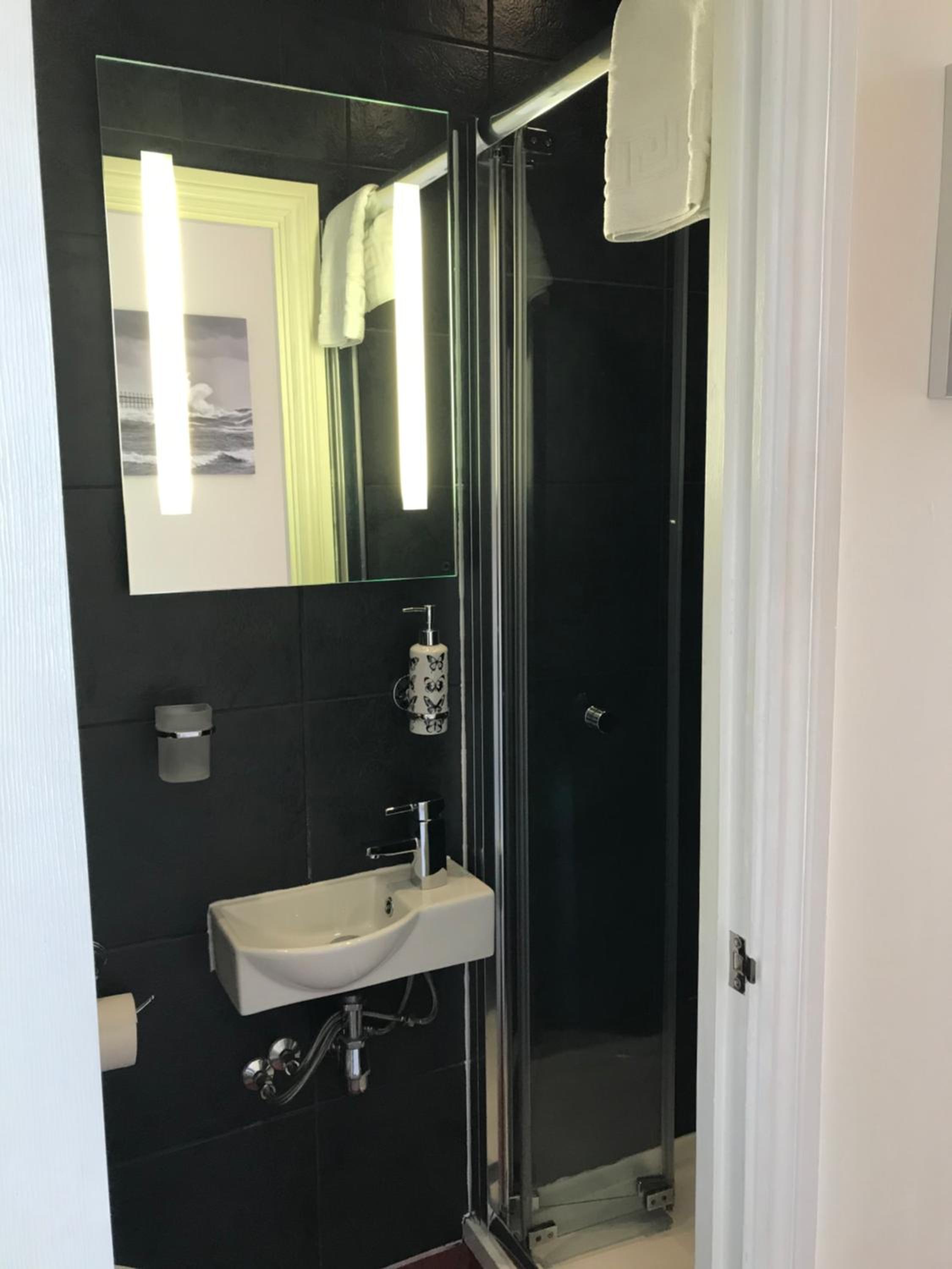 Single Room with Private Bathroom photo 3