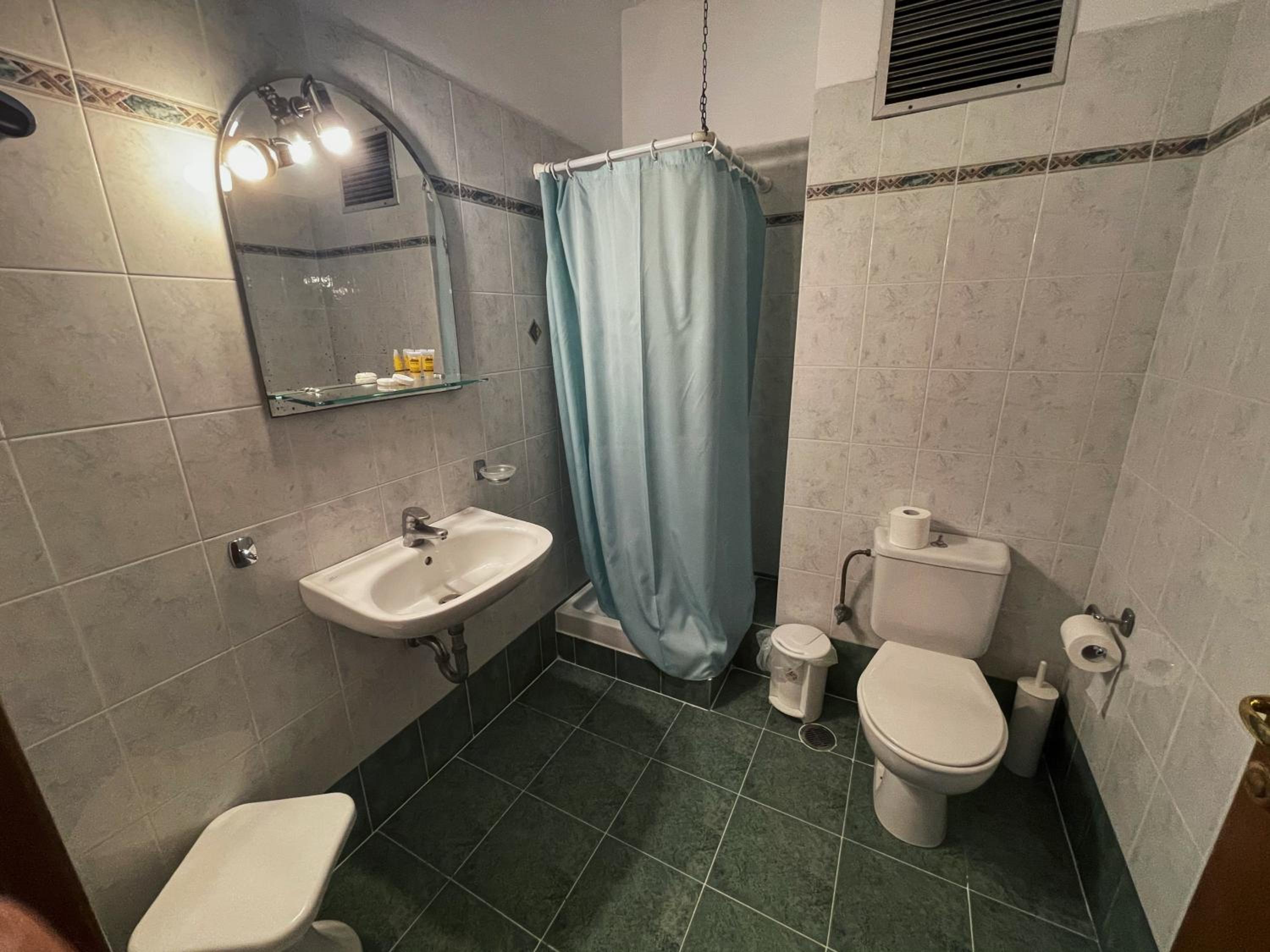Double or Twin Room - Photo 7