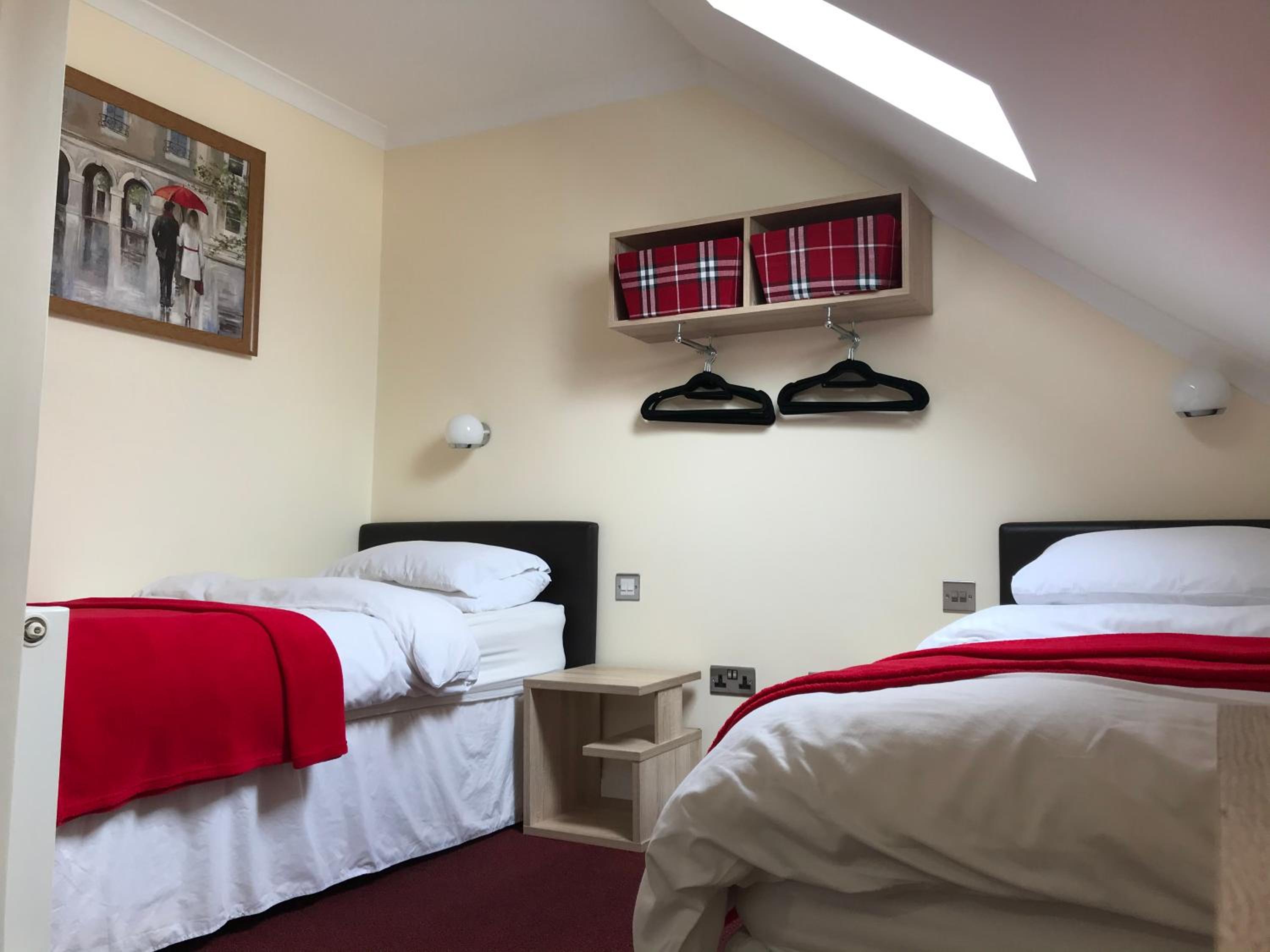 Twin Room with Private Bathroom - Photo 3