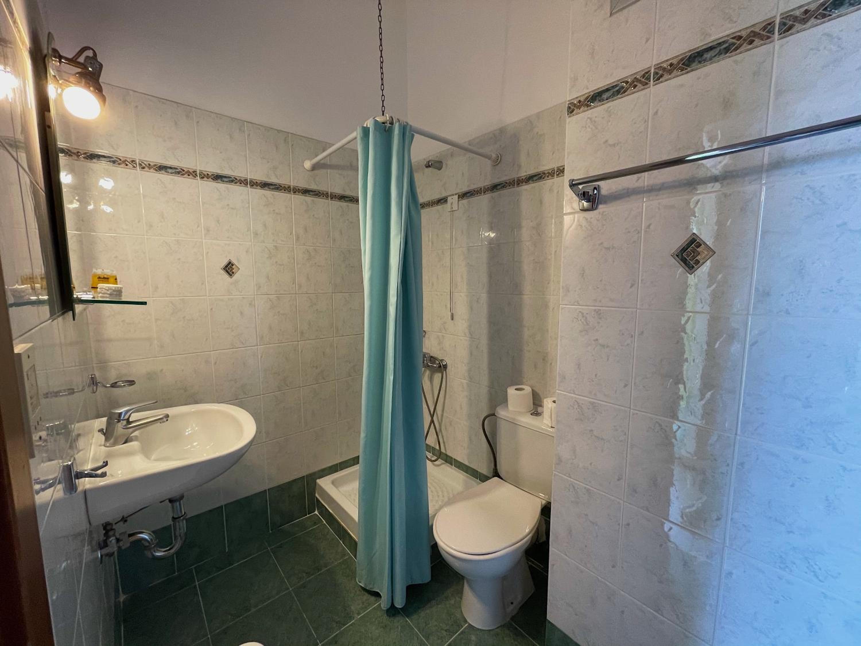Double or Twin Room - Photo 6