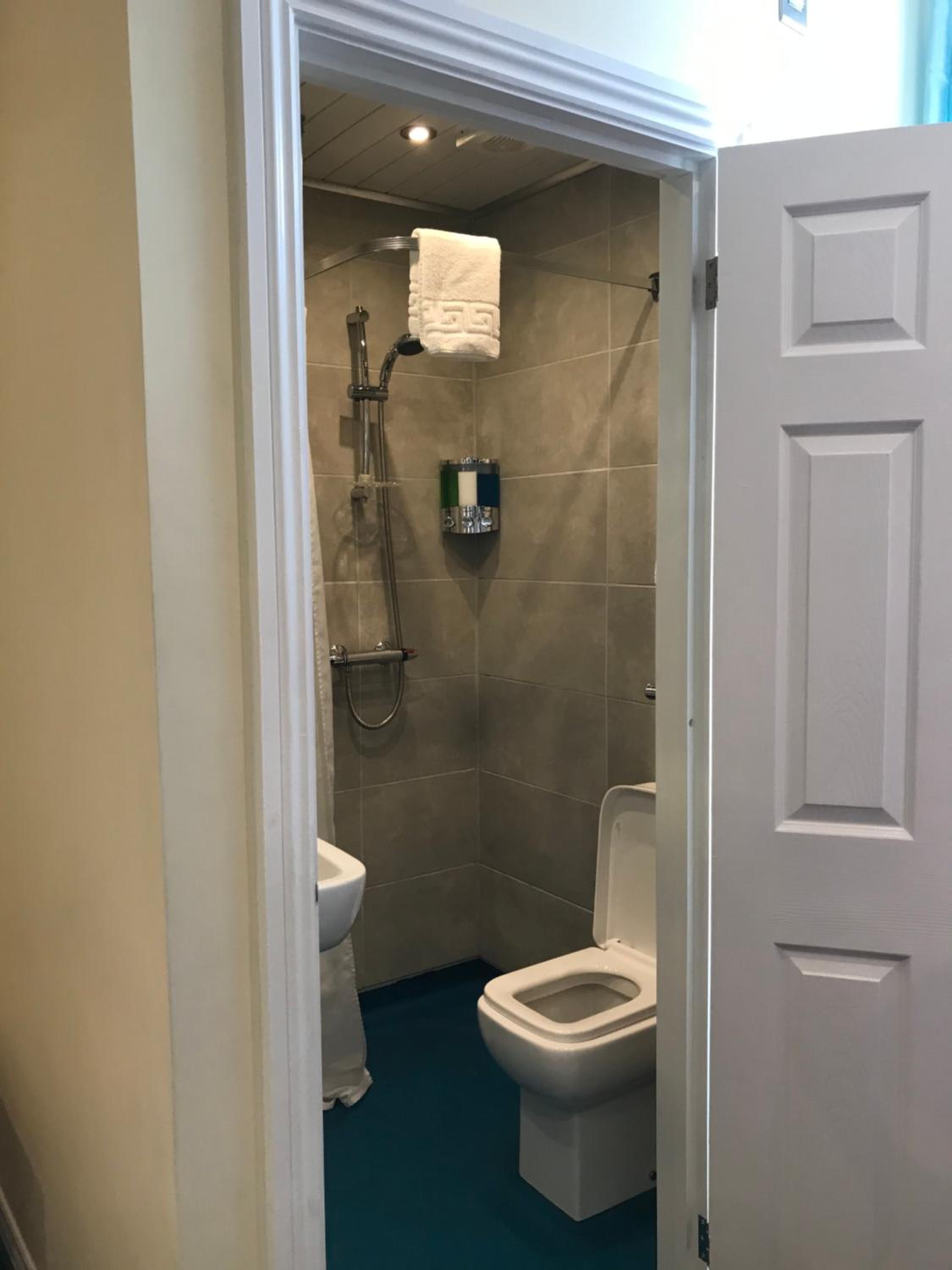 Family Room with Private Bathroom - Photo 11