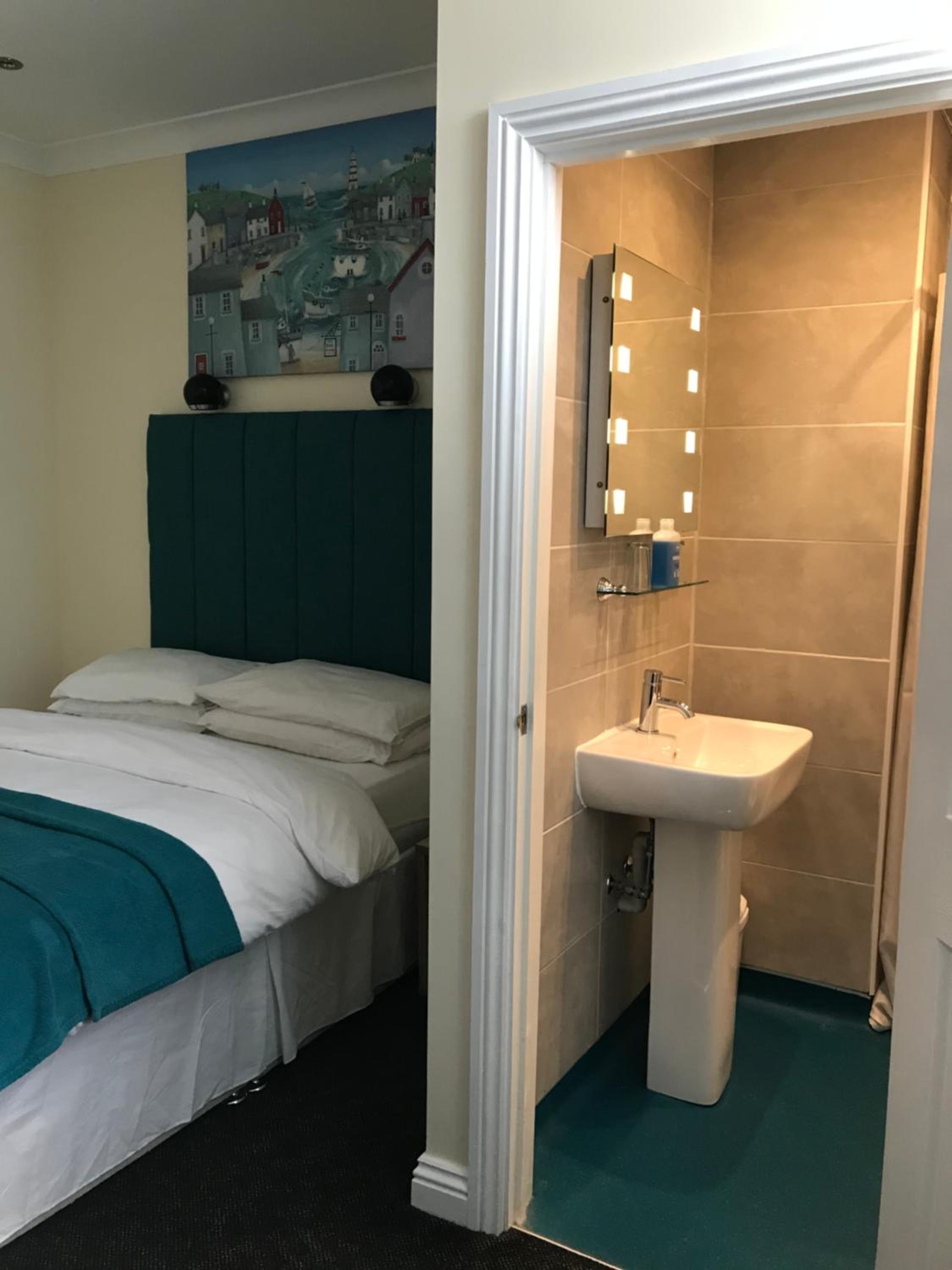 Family Room with Private Bathroom - Photo 9
