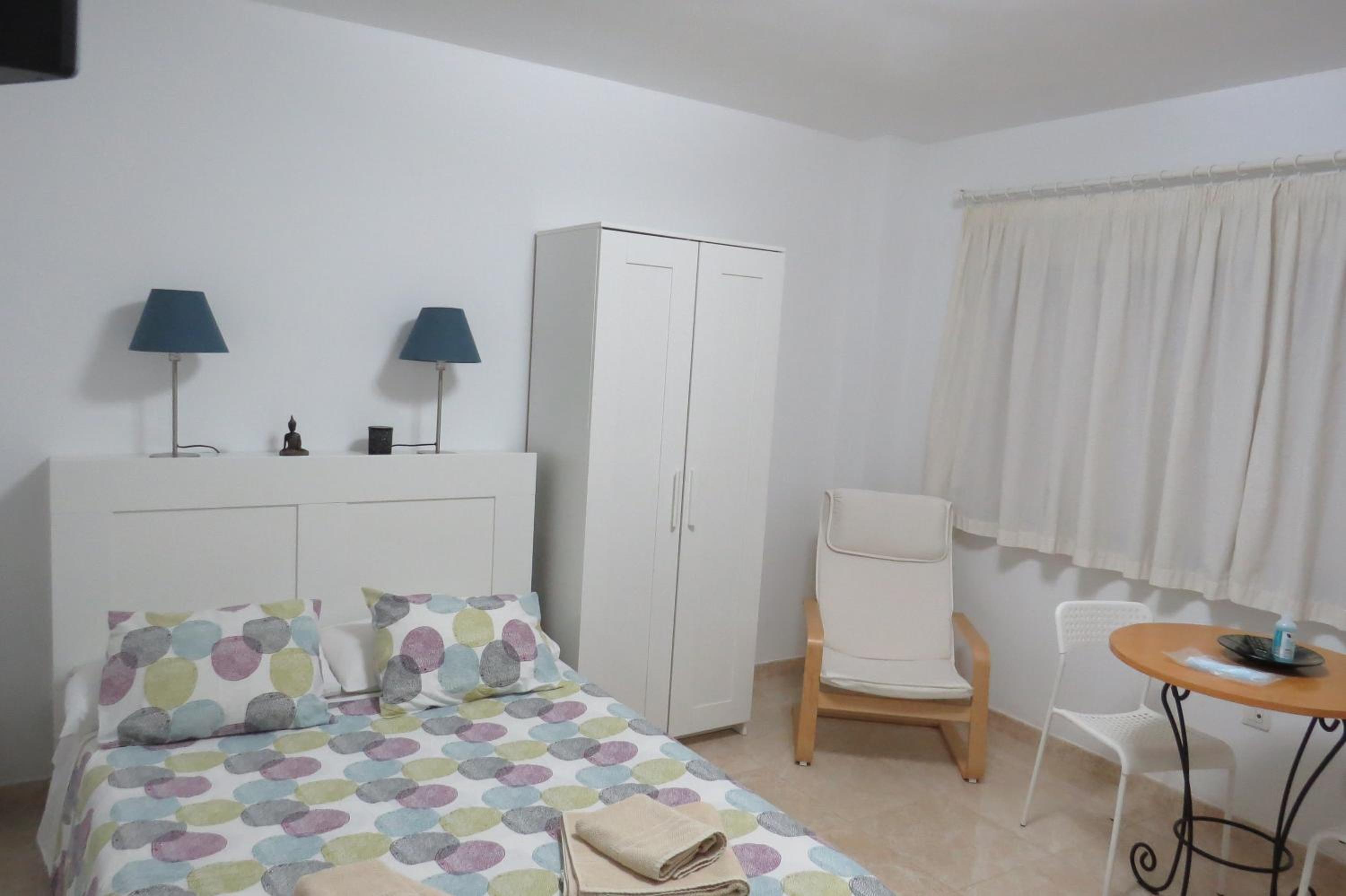 Estudio con ventana al interior