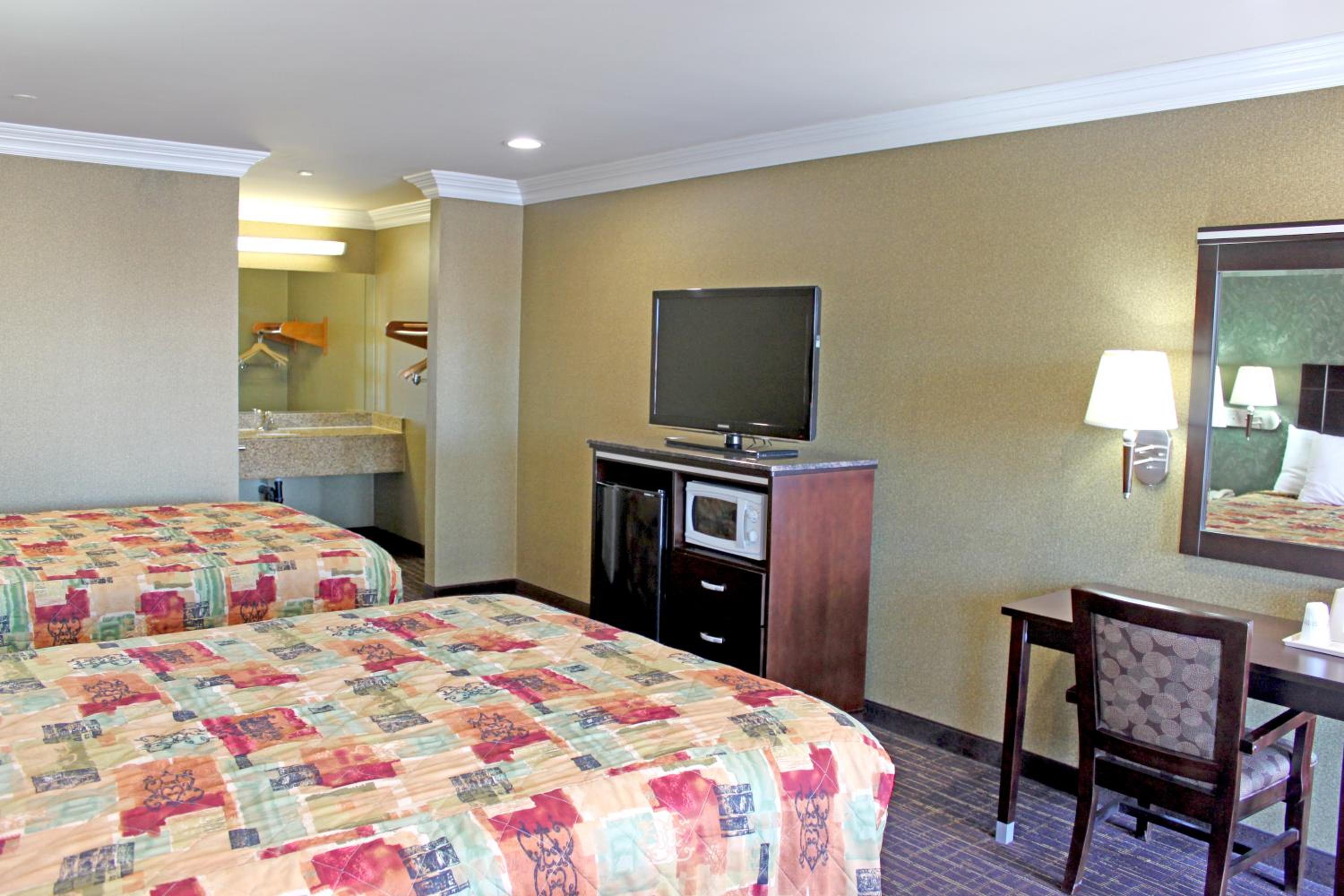 Queen Room with Two Queen Beds - Photo 4