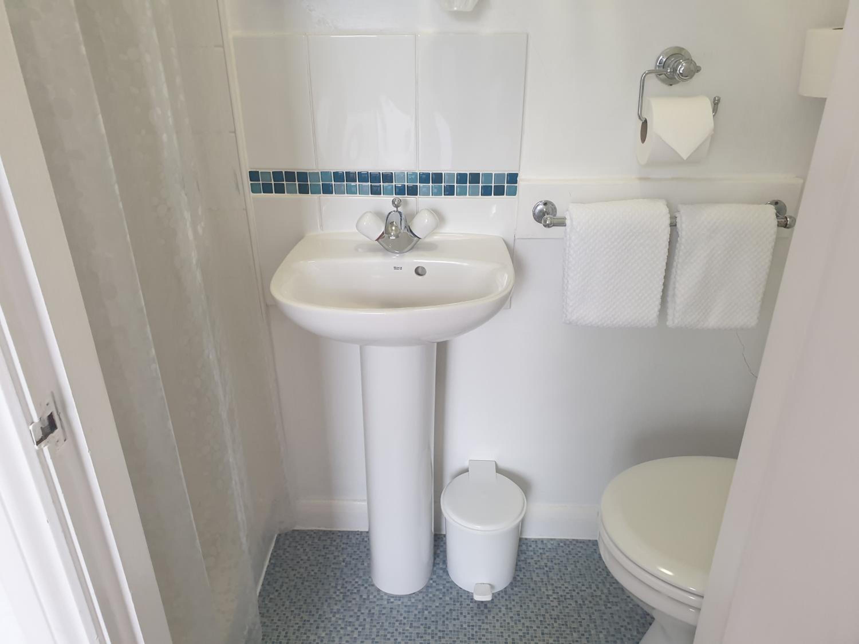Single Room with Private Bathroom photo 2