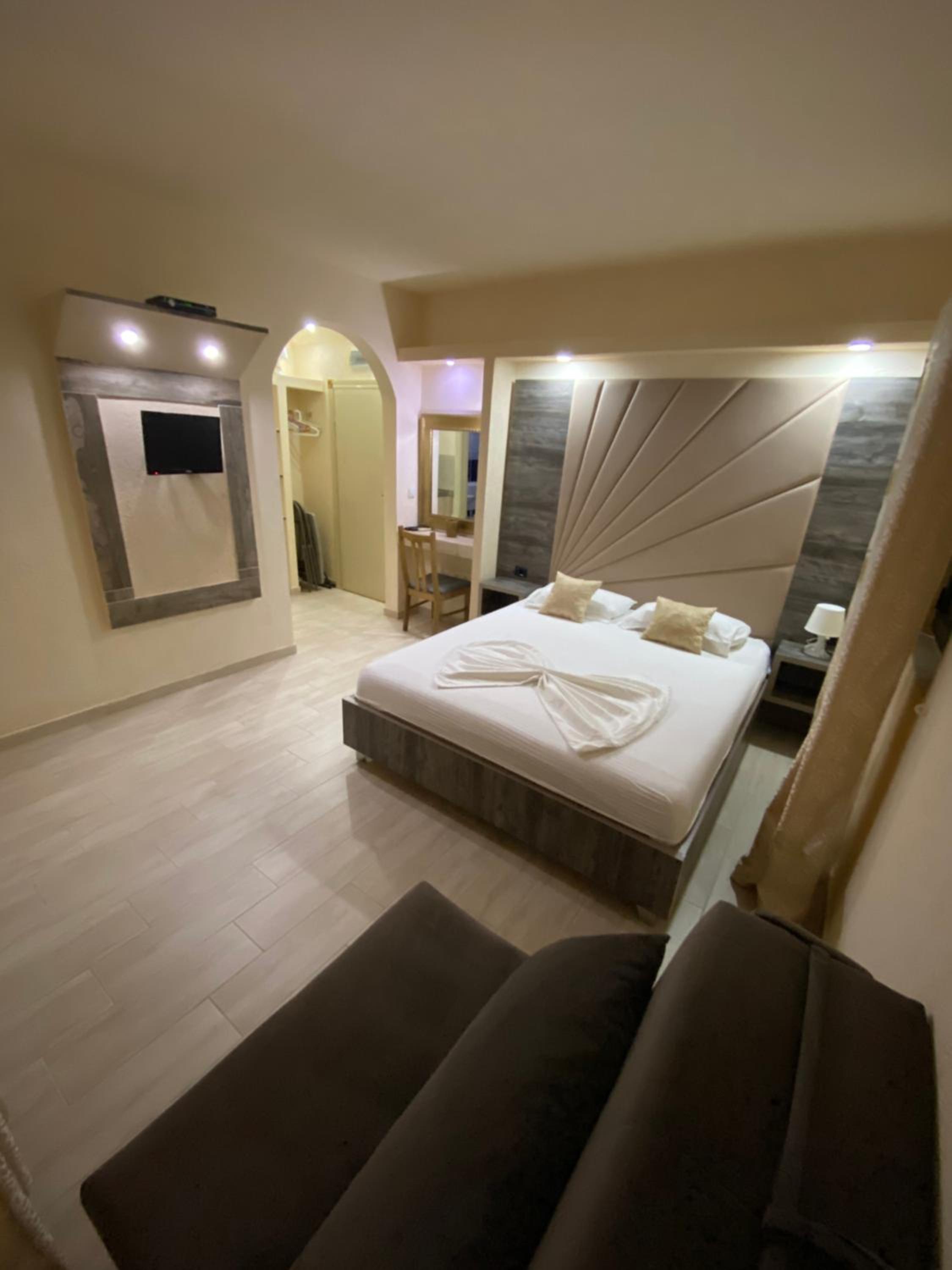 Triple Room with Balcony - Photo 13