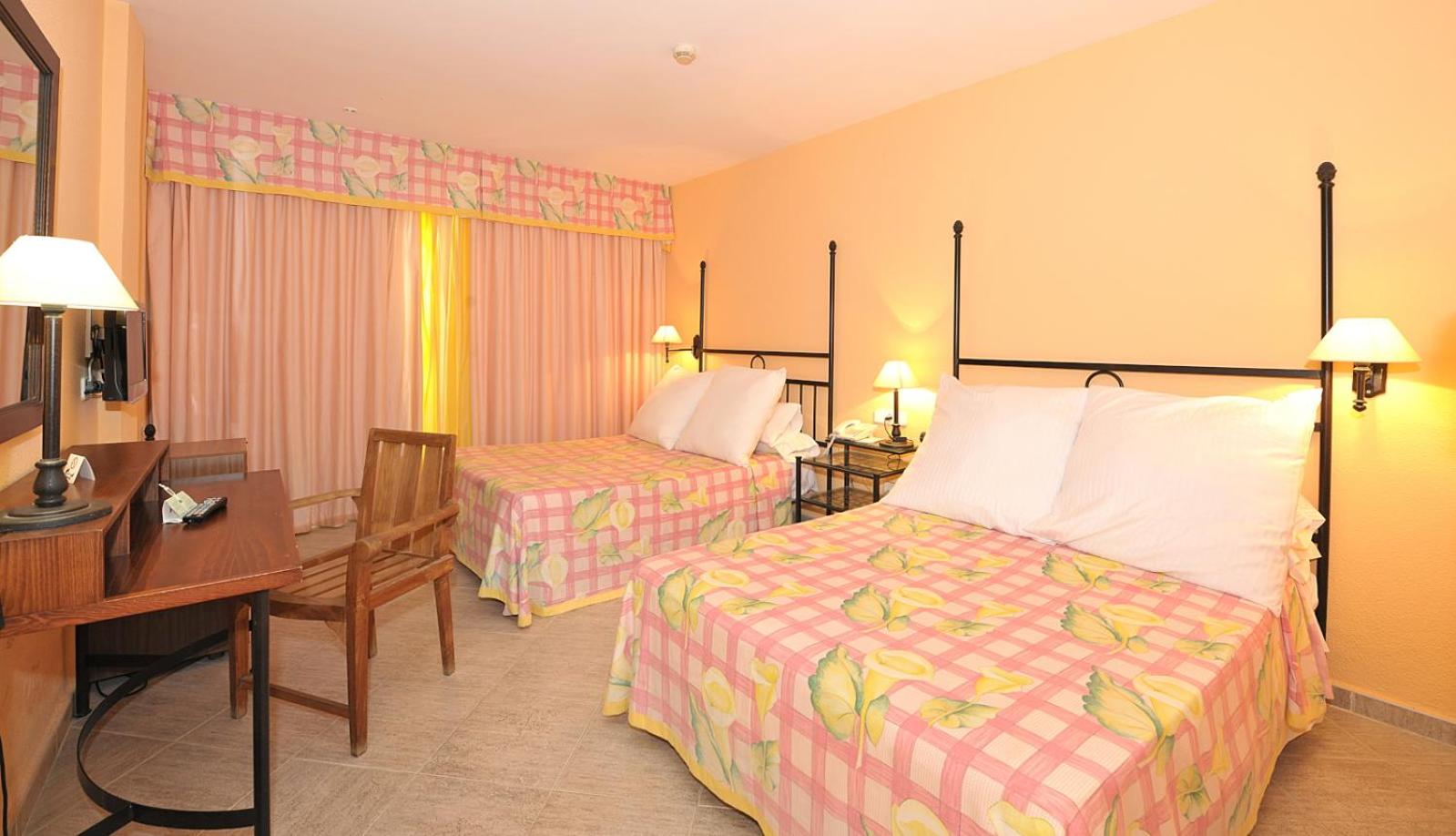 Superior Room with Balcony - Non-Smoking - Photo 4
