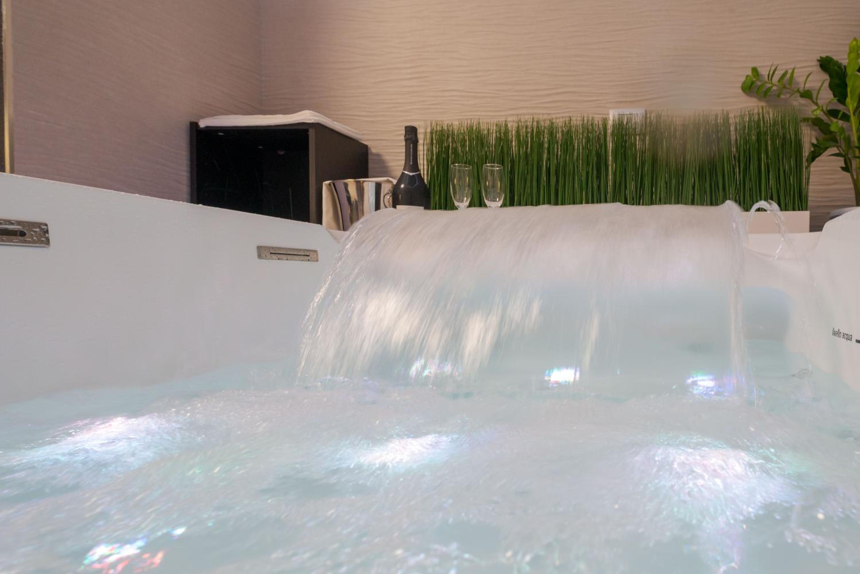 Deluxe Suite with Spa Bath - Photo 2