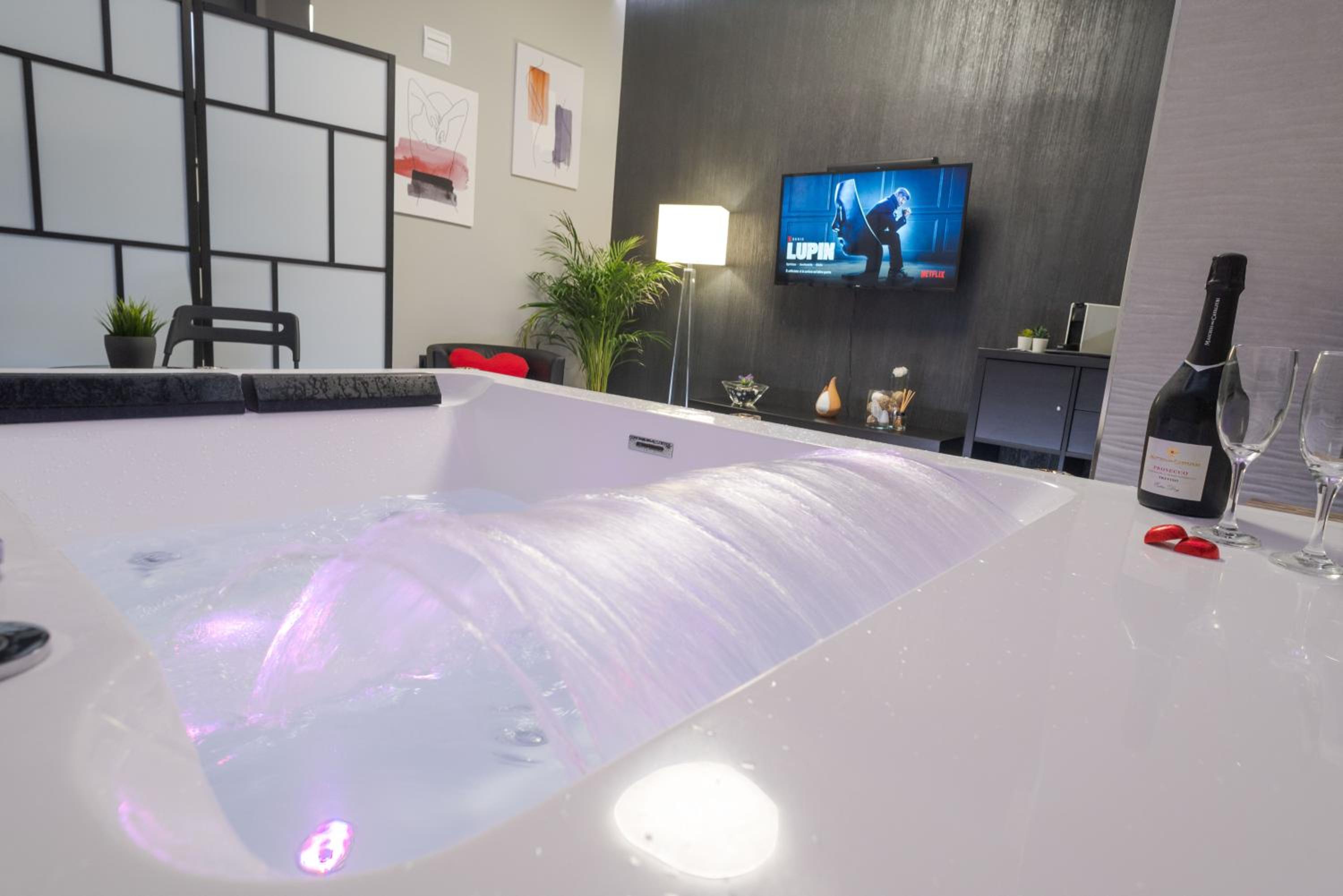 Deluxe Suite with Spa Bath - Photo 3