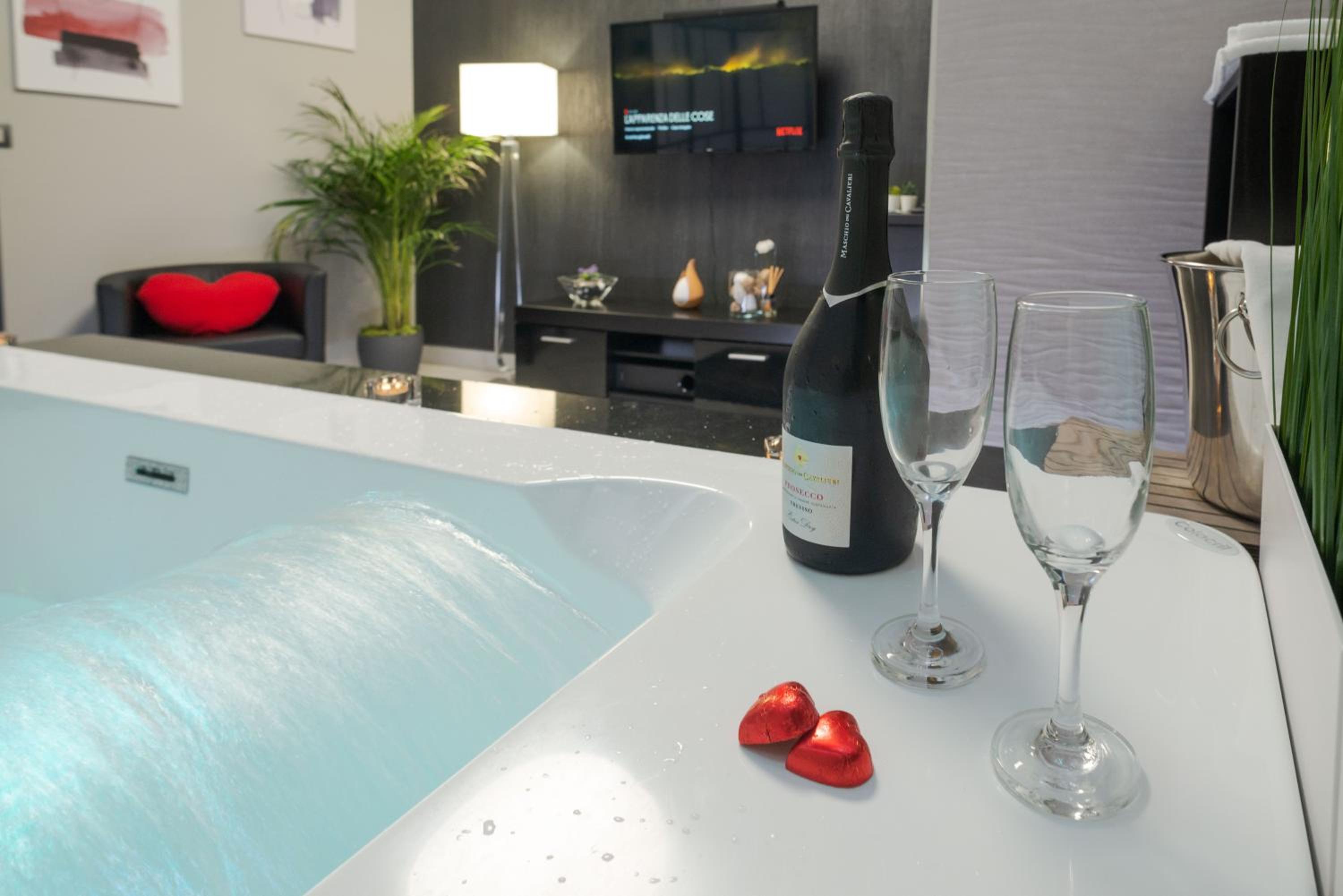 Deluxe Suite with Spa Bath - Photo 4