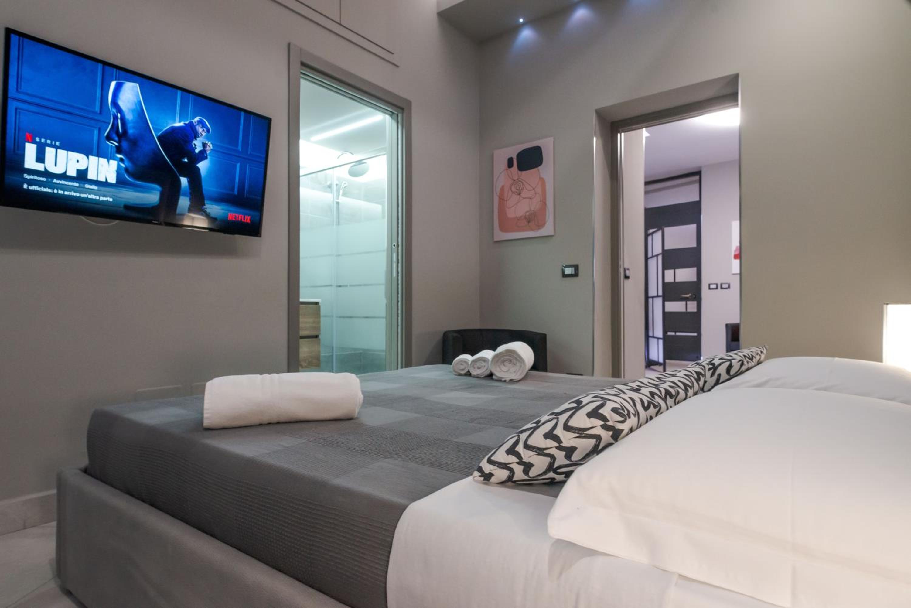 Deluxe Suite with Spa Bath - Photo 5
