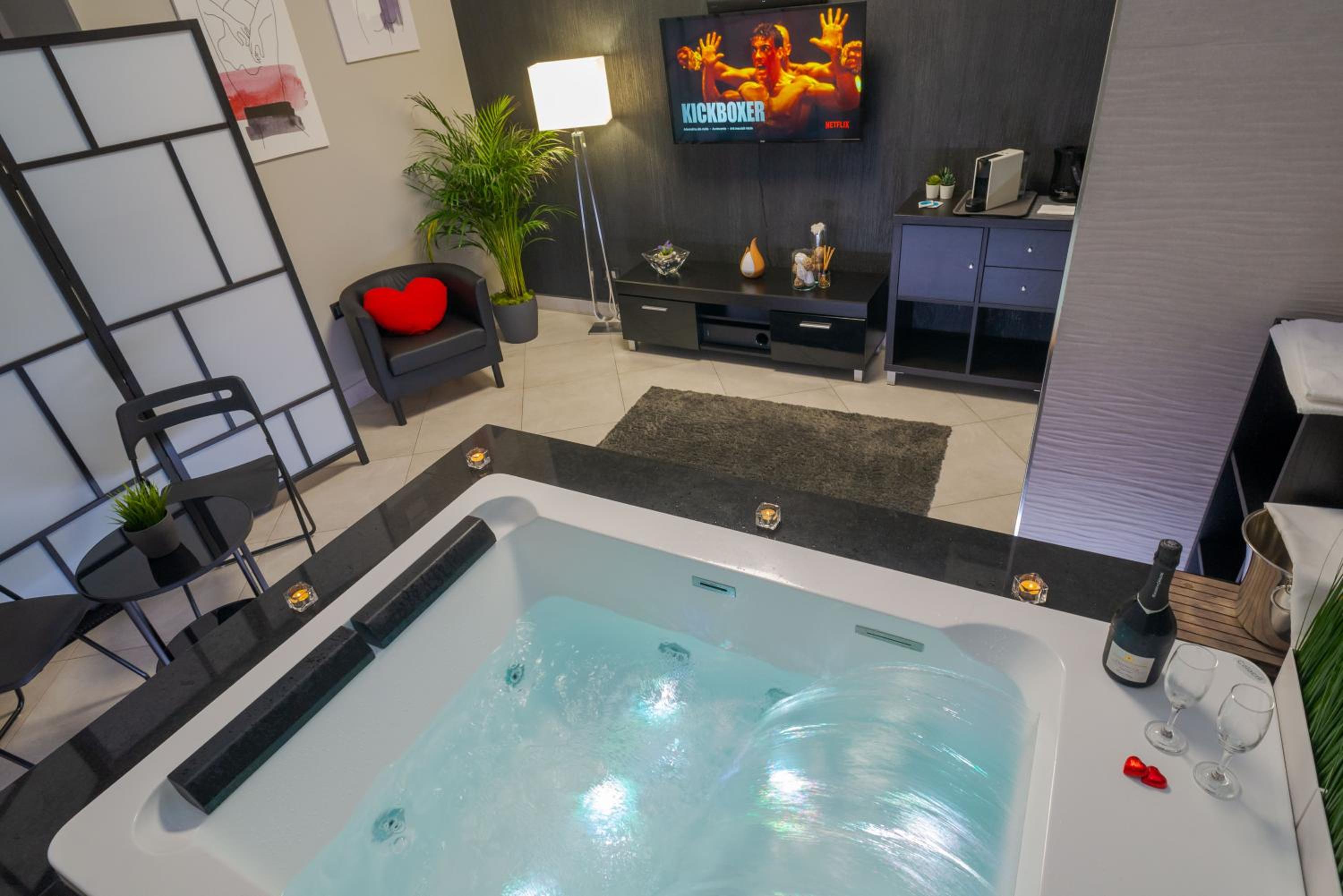 Deluxe Suite with Spa Bath - Photo 6