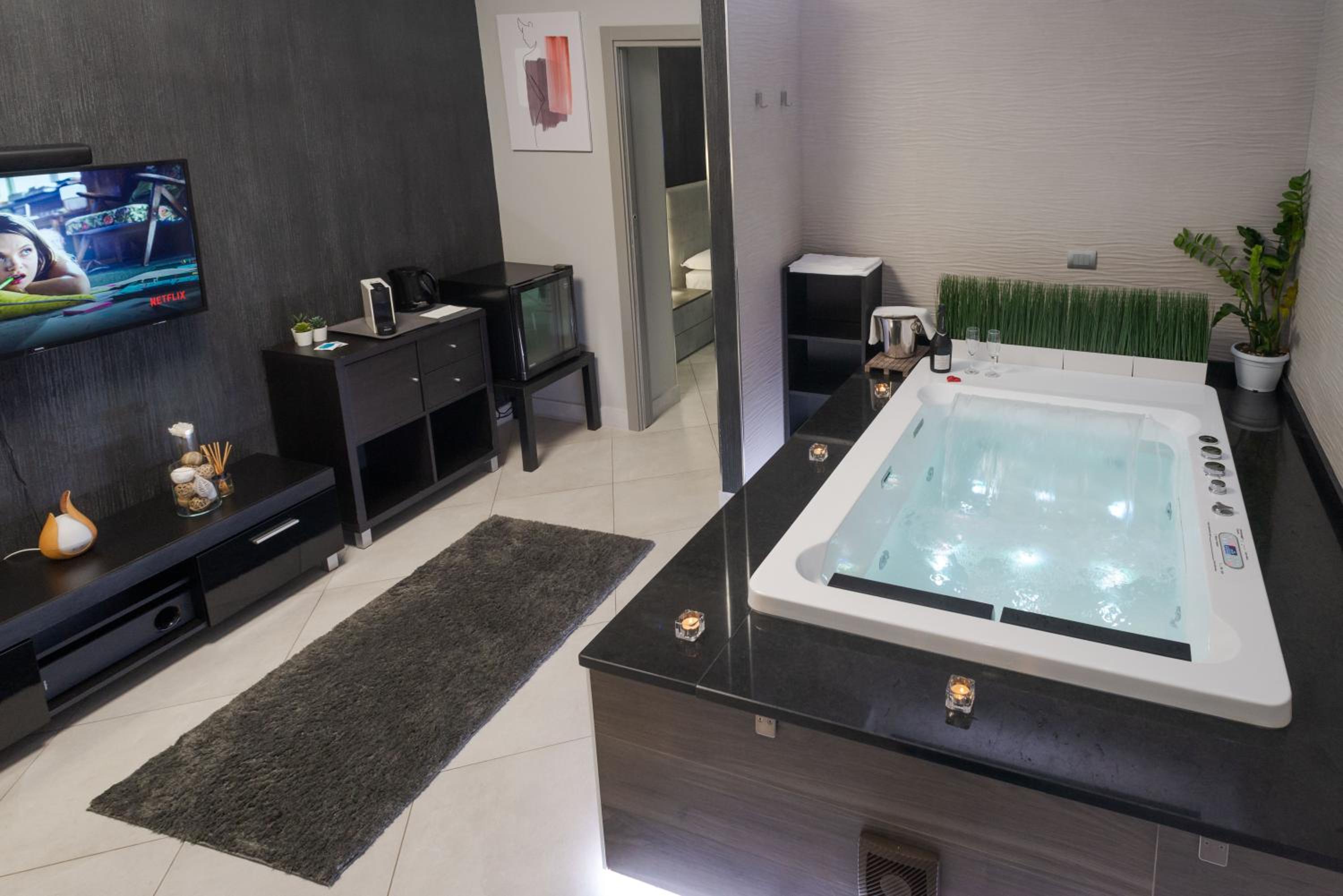 Deluxe Suite with Spa Bath - Photo 7