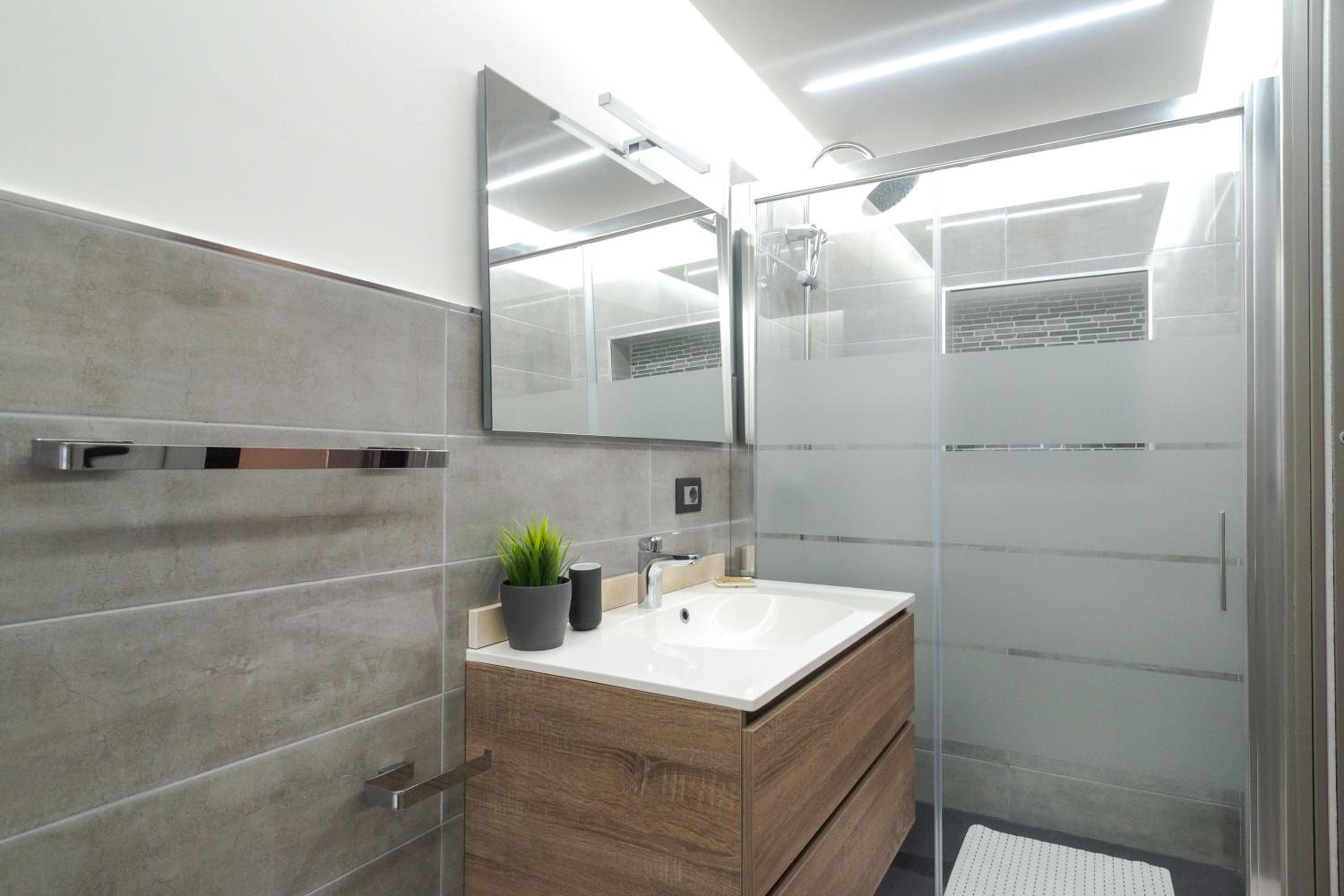 Deluxe Suite with Spa Bath - Photo 11