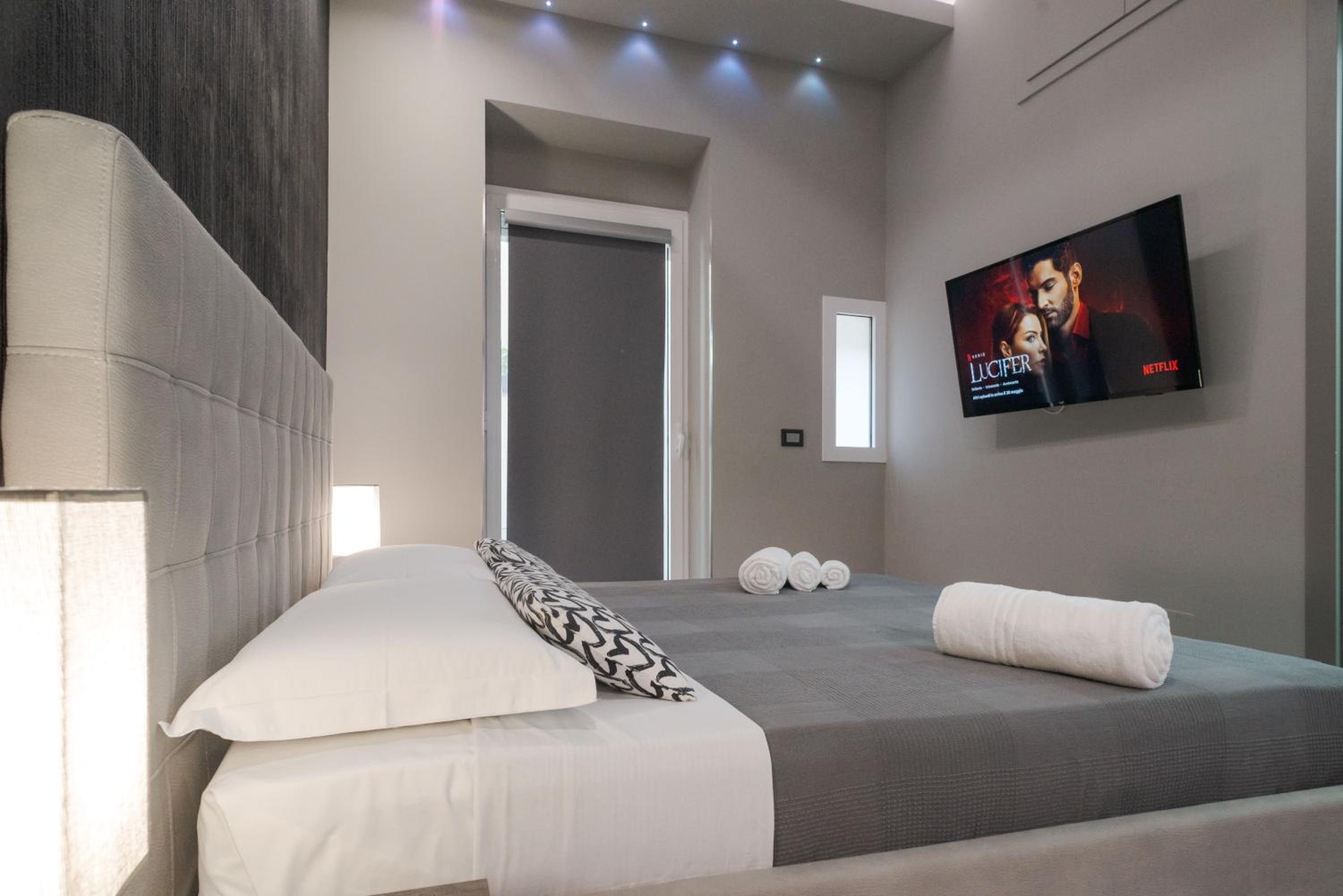 Deluxe Suite with Spa Bath - Photo 12