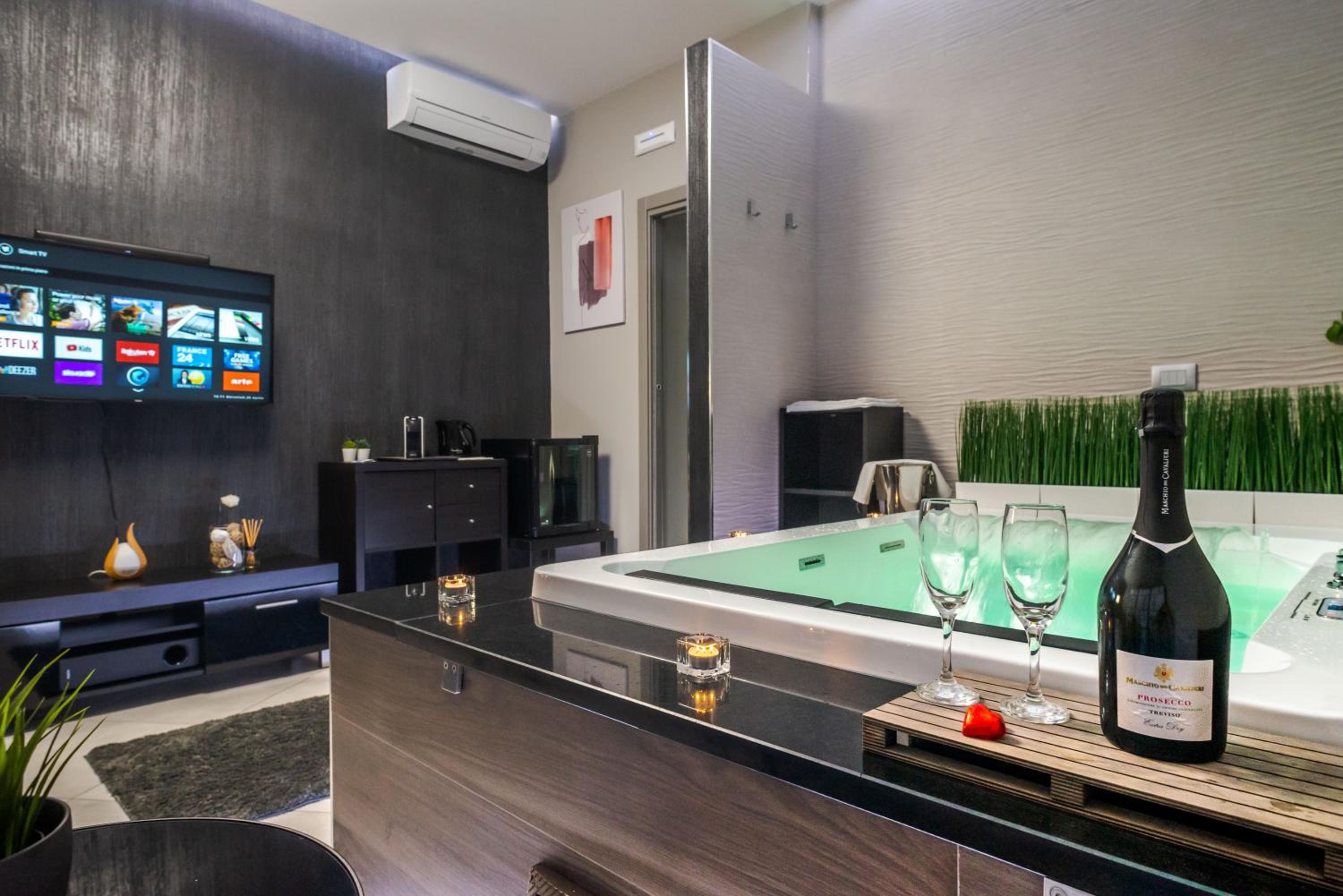 Deluxe Suite with Spa Bath - Photo 26
