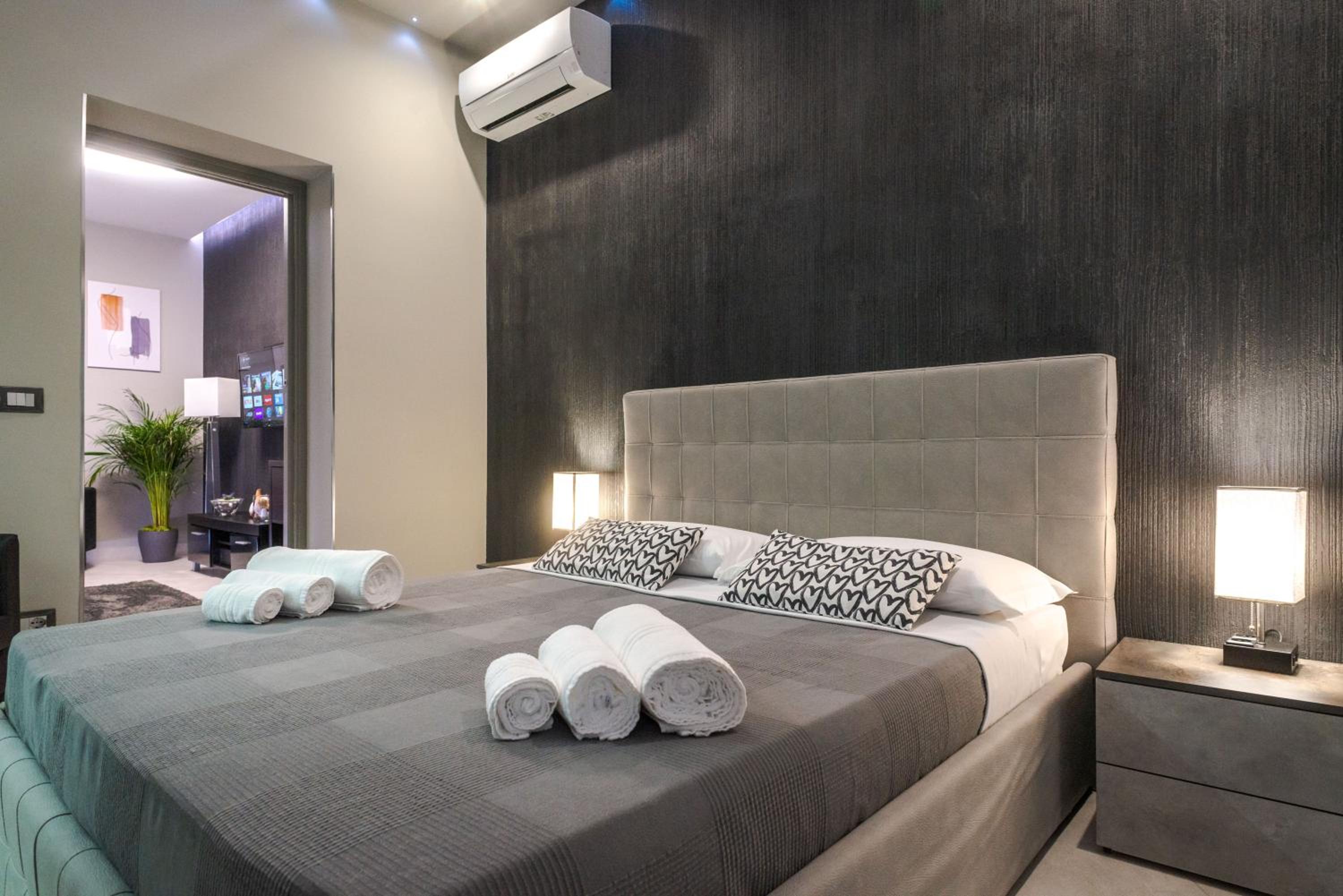 Deluxe Suite with Spa Bath - Photo 18