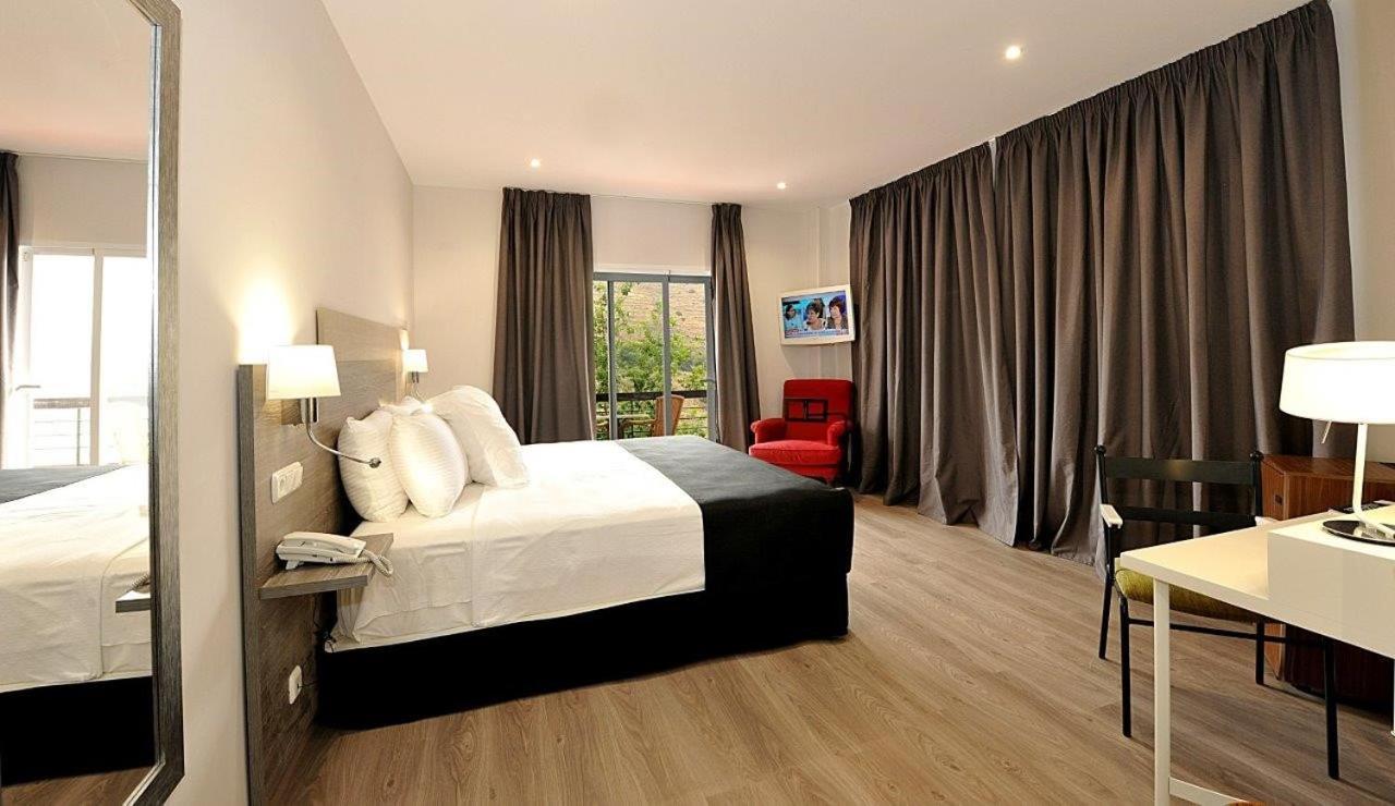 Superior Room with Balcony - Non-Smoking - Photo 7