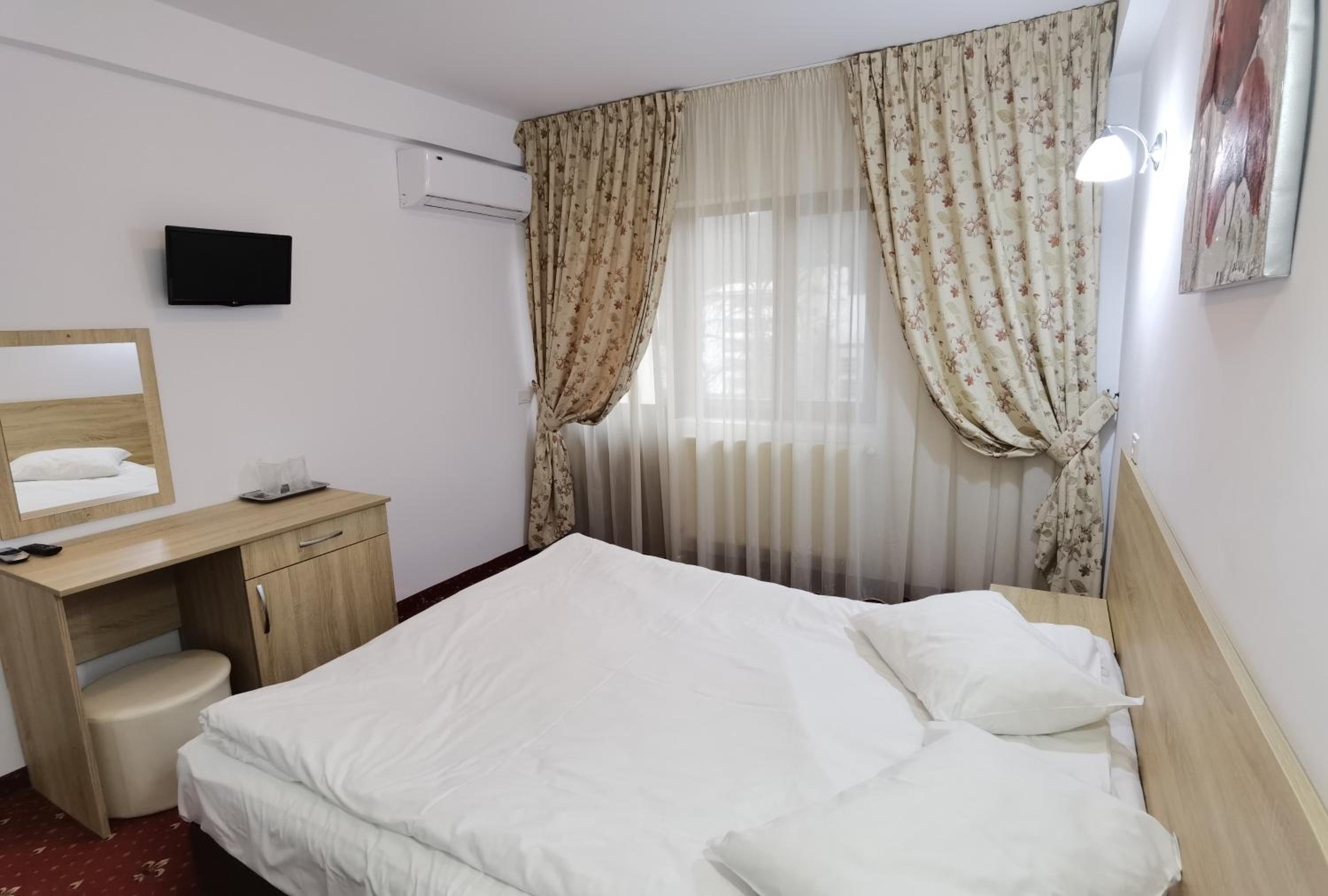 Double or Twin Room with Swimming Pool Access photo 2