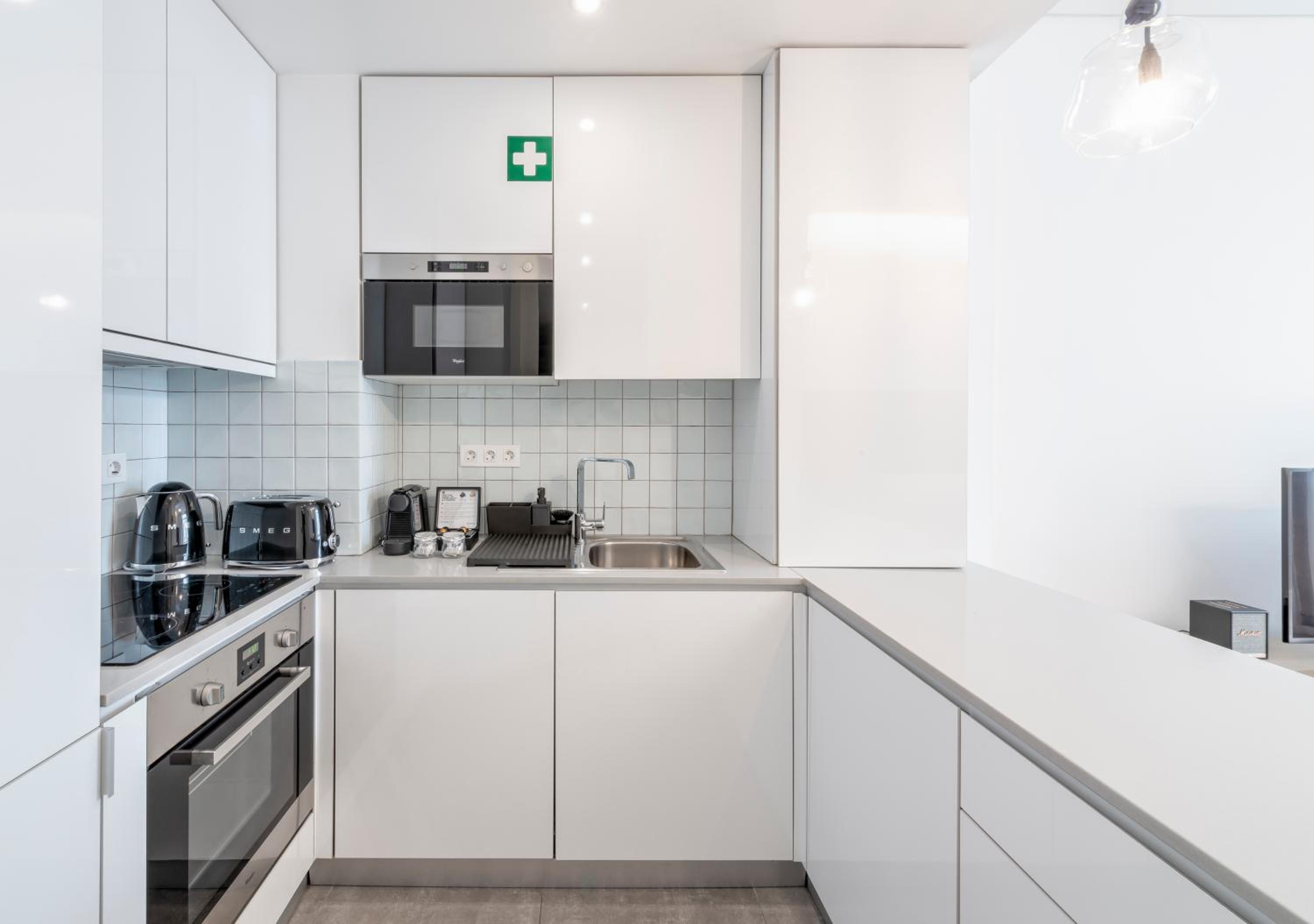 Superior One-Bedroom Apartment - Photo 2