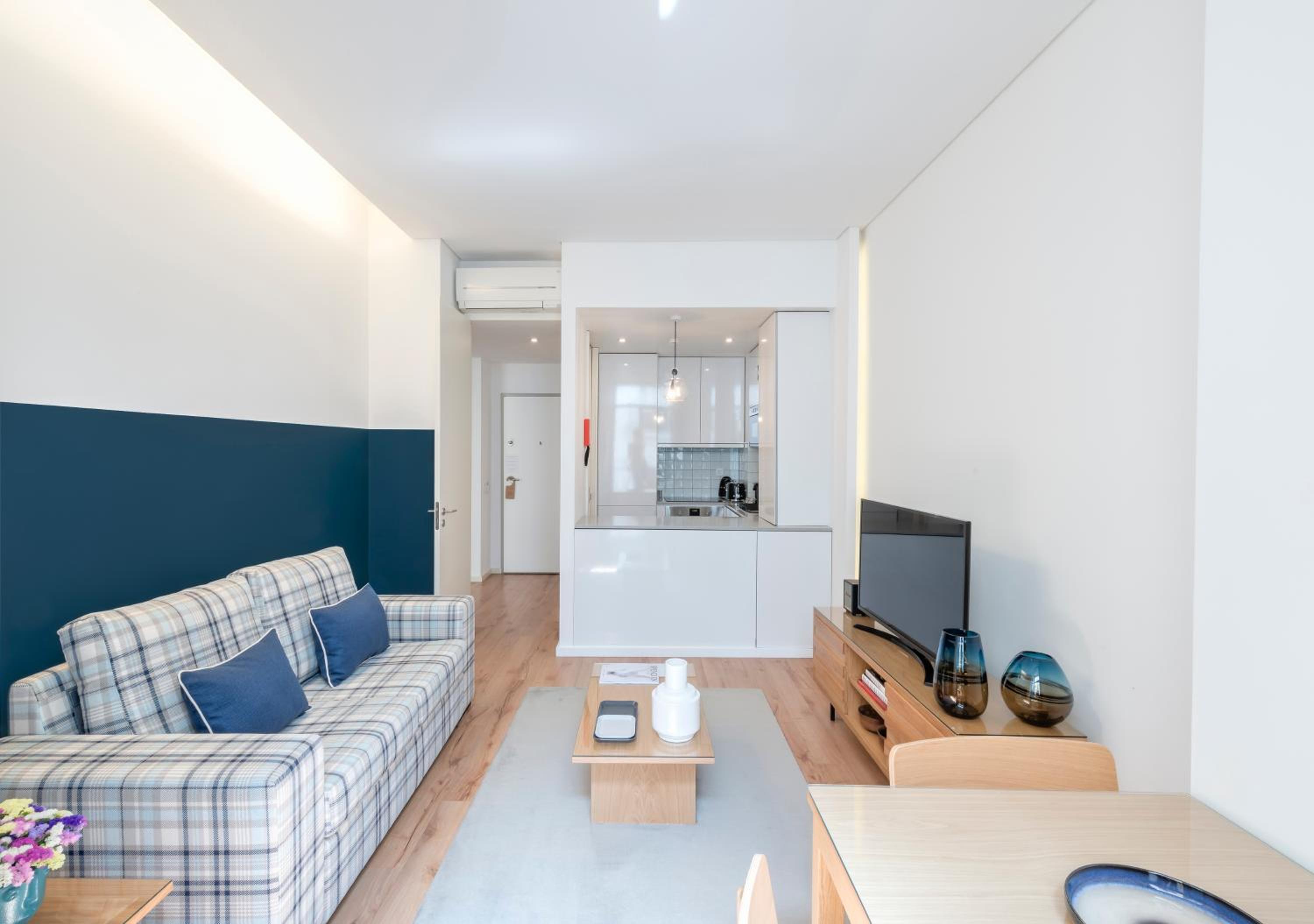 Superior One-Bedroom Apartment - Photo 9