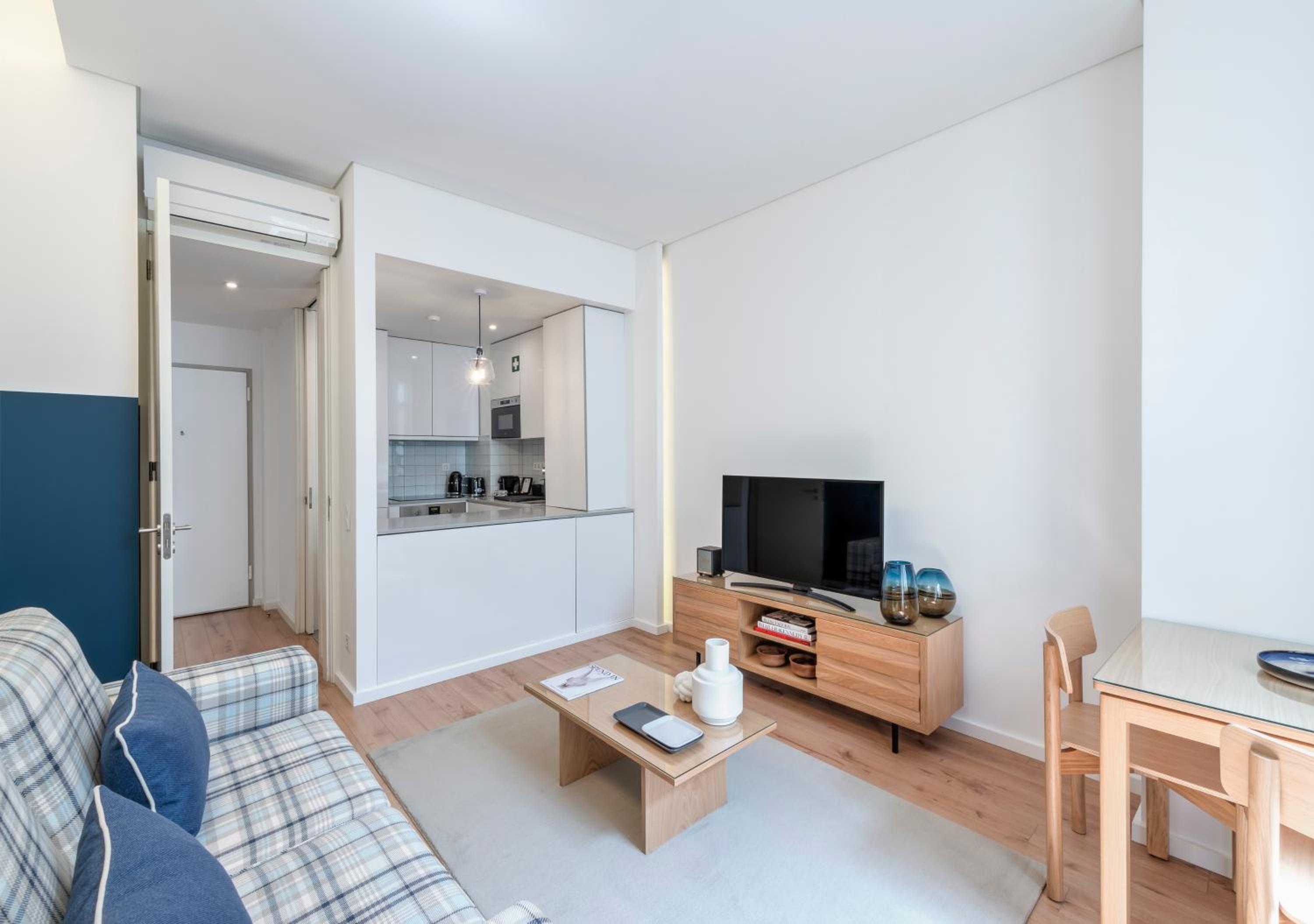 Superior One-Bedroom Apartment - Photo 12