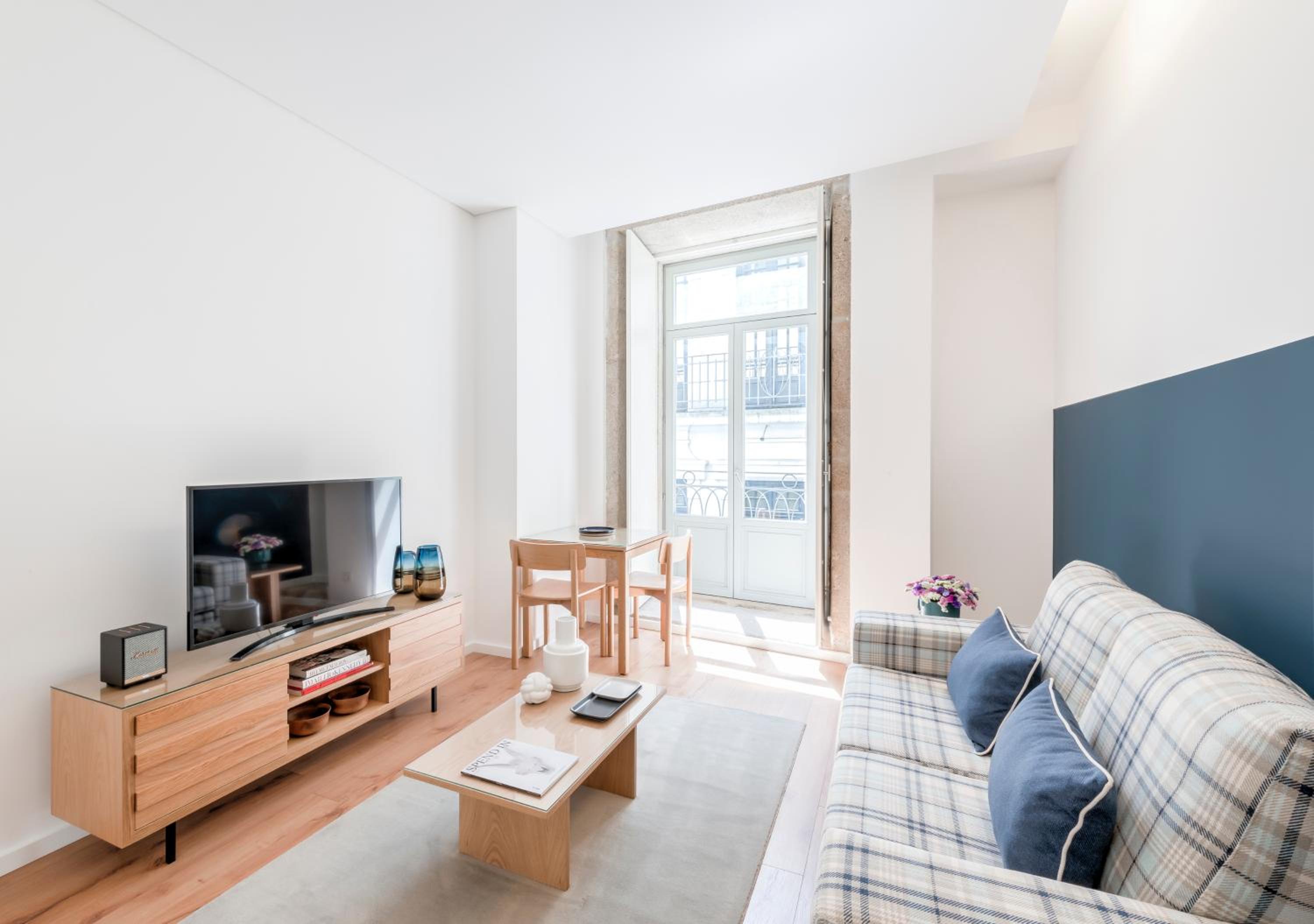 Superior One-Bedroom Apartment - Photo 1