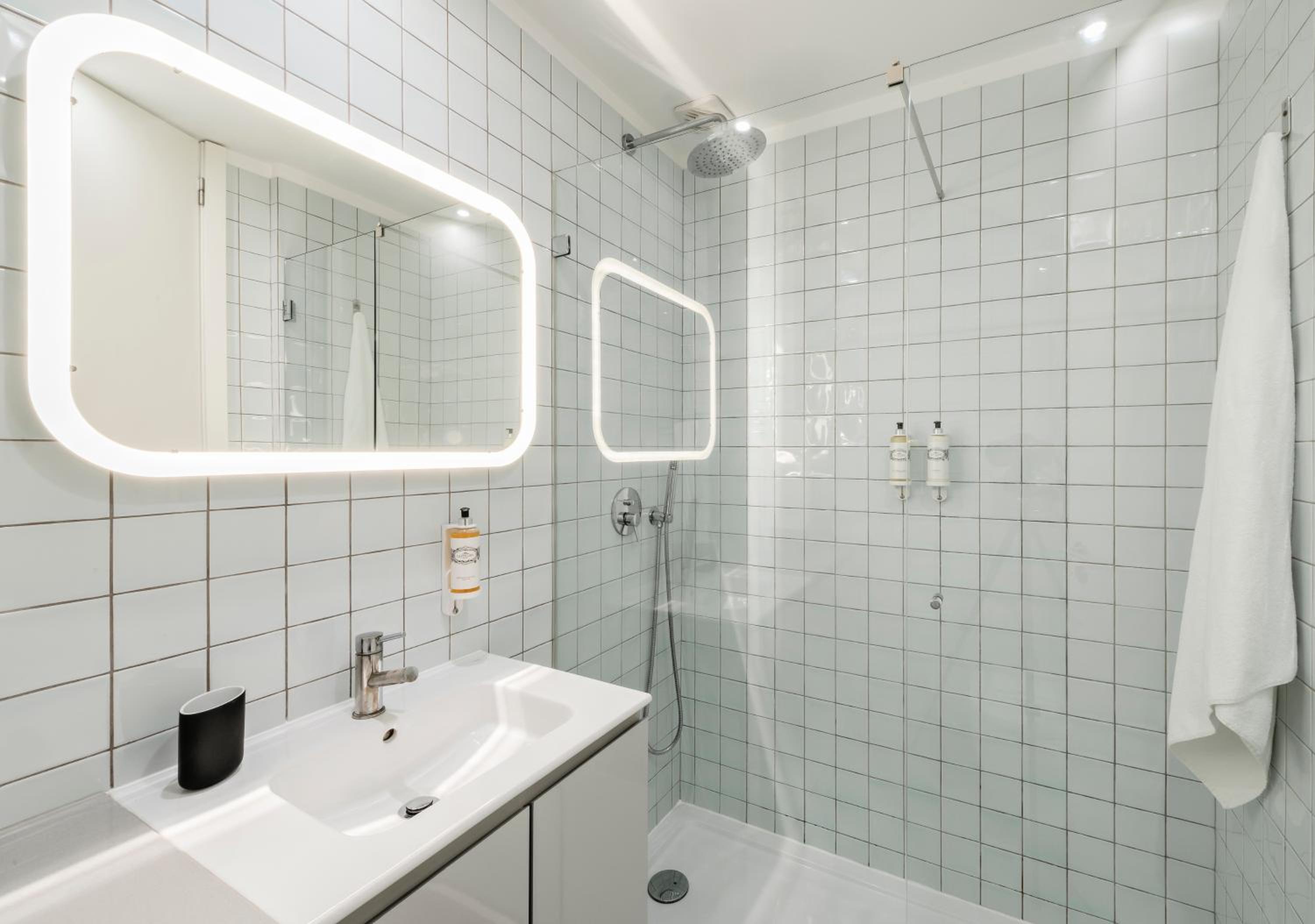 Superior One-Bedroom Apartment - Photo 4