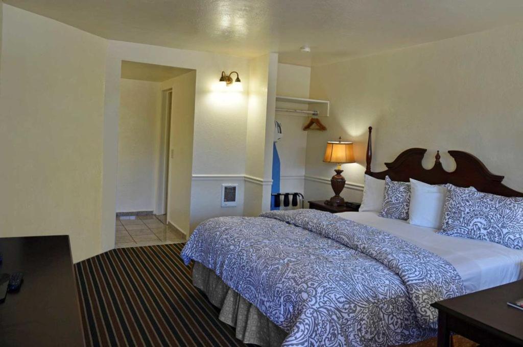 King Room with Fireplace - Photo 6