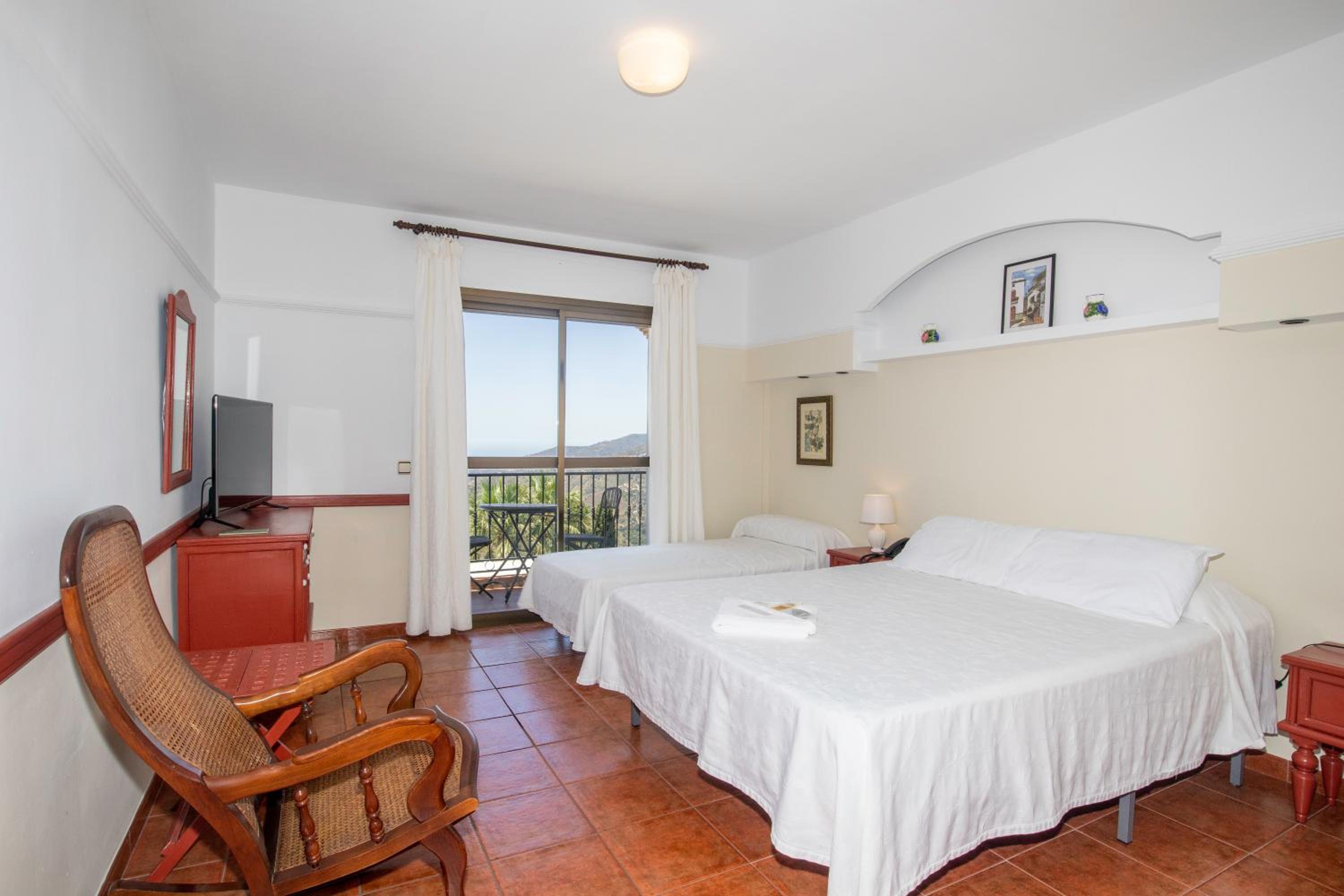 Double or Twin Room with Balcony - Photo 6