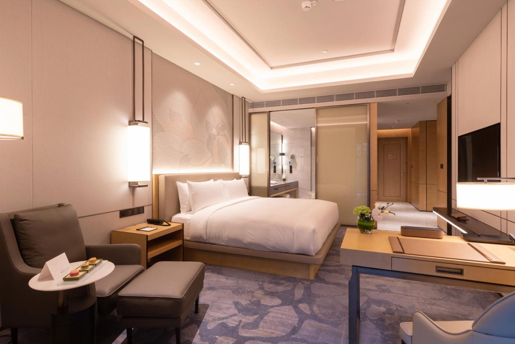 Grand Premium Room with Balcony - Photo 3