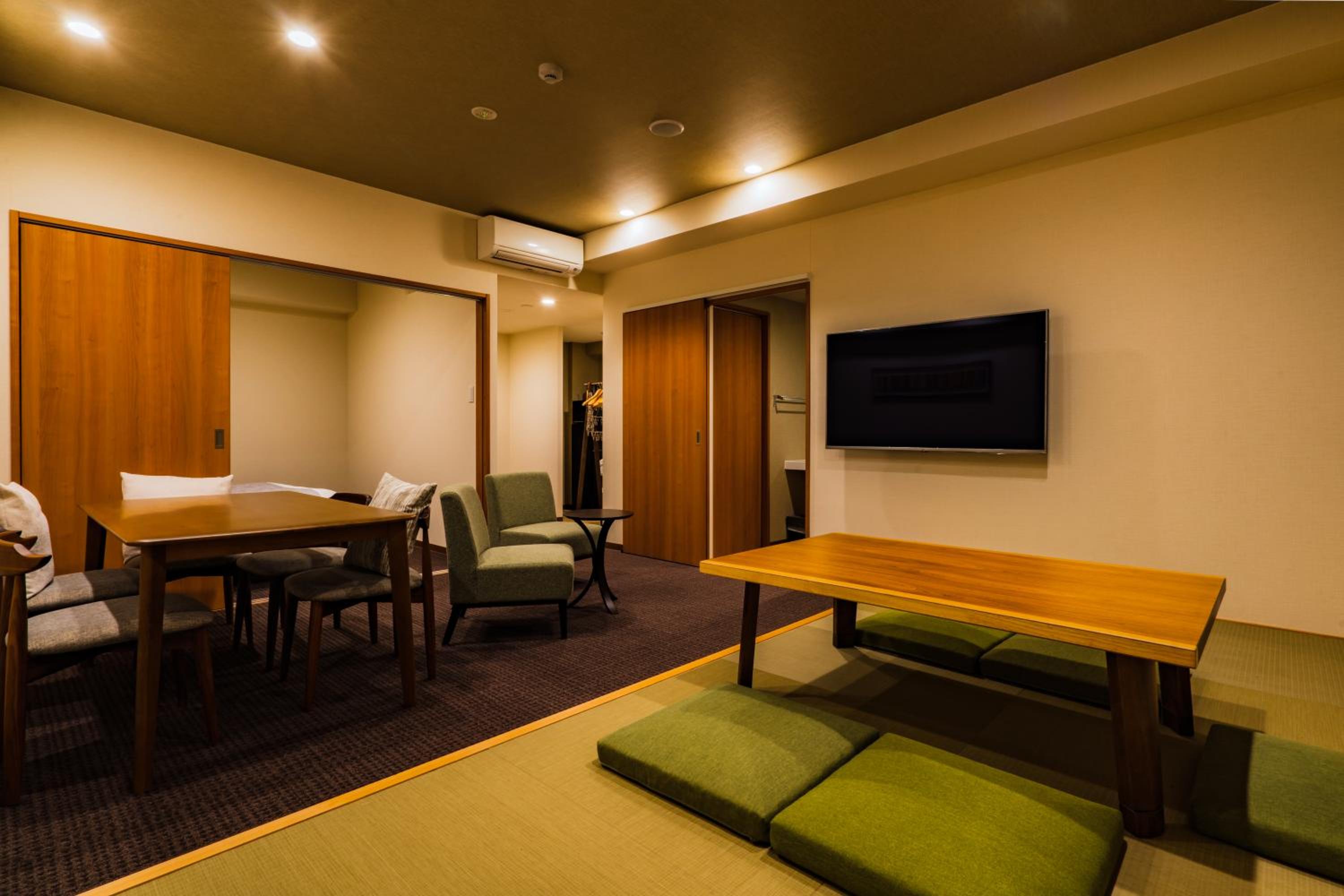Deluxe Queen Room - Photo 11