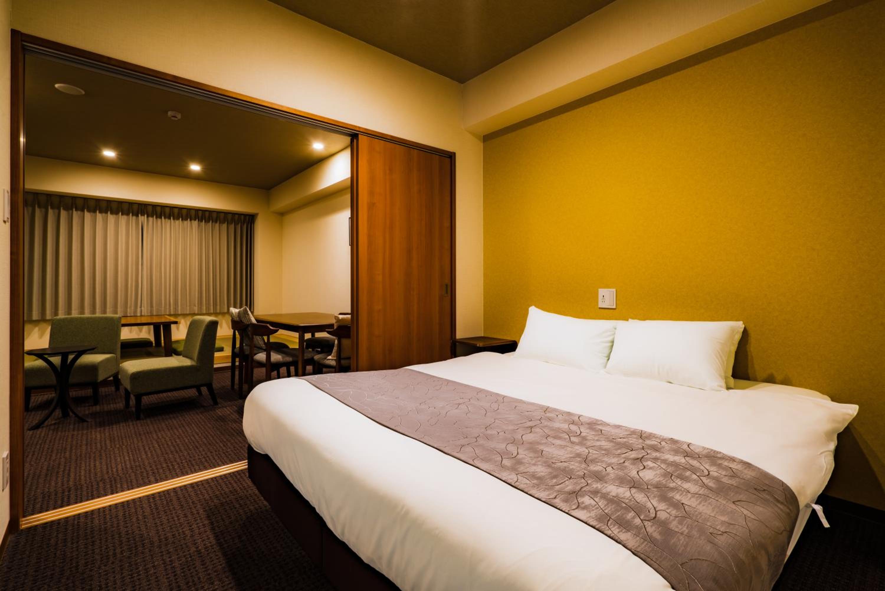 Deluxe Queen Room - Photo 13