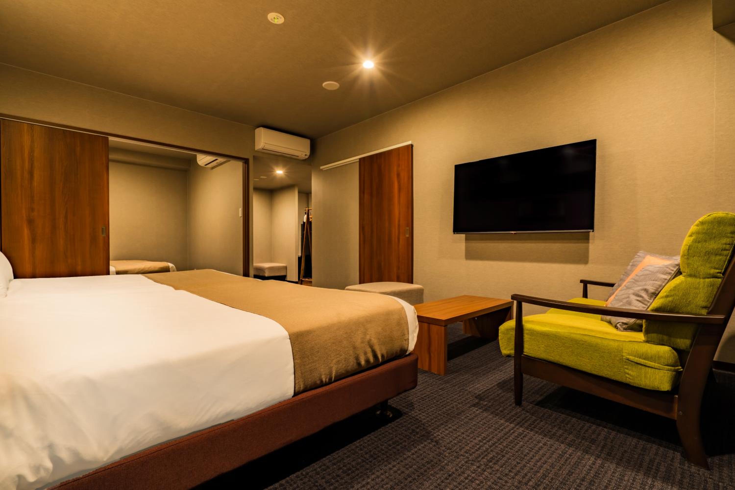 Deluxe Family Suite - Photo 8