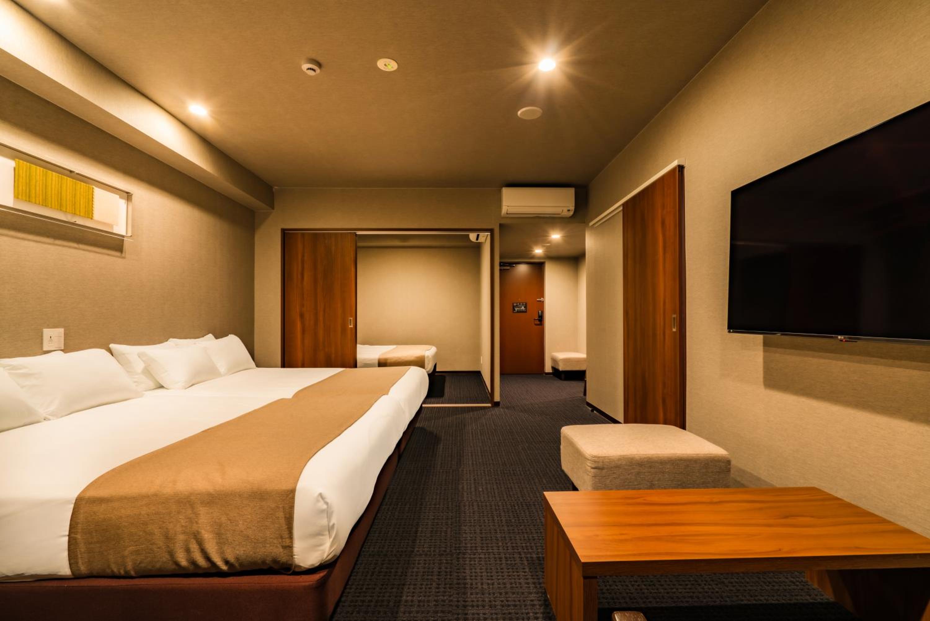 Deluxe Family Suite - Photo 9