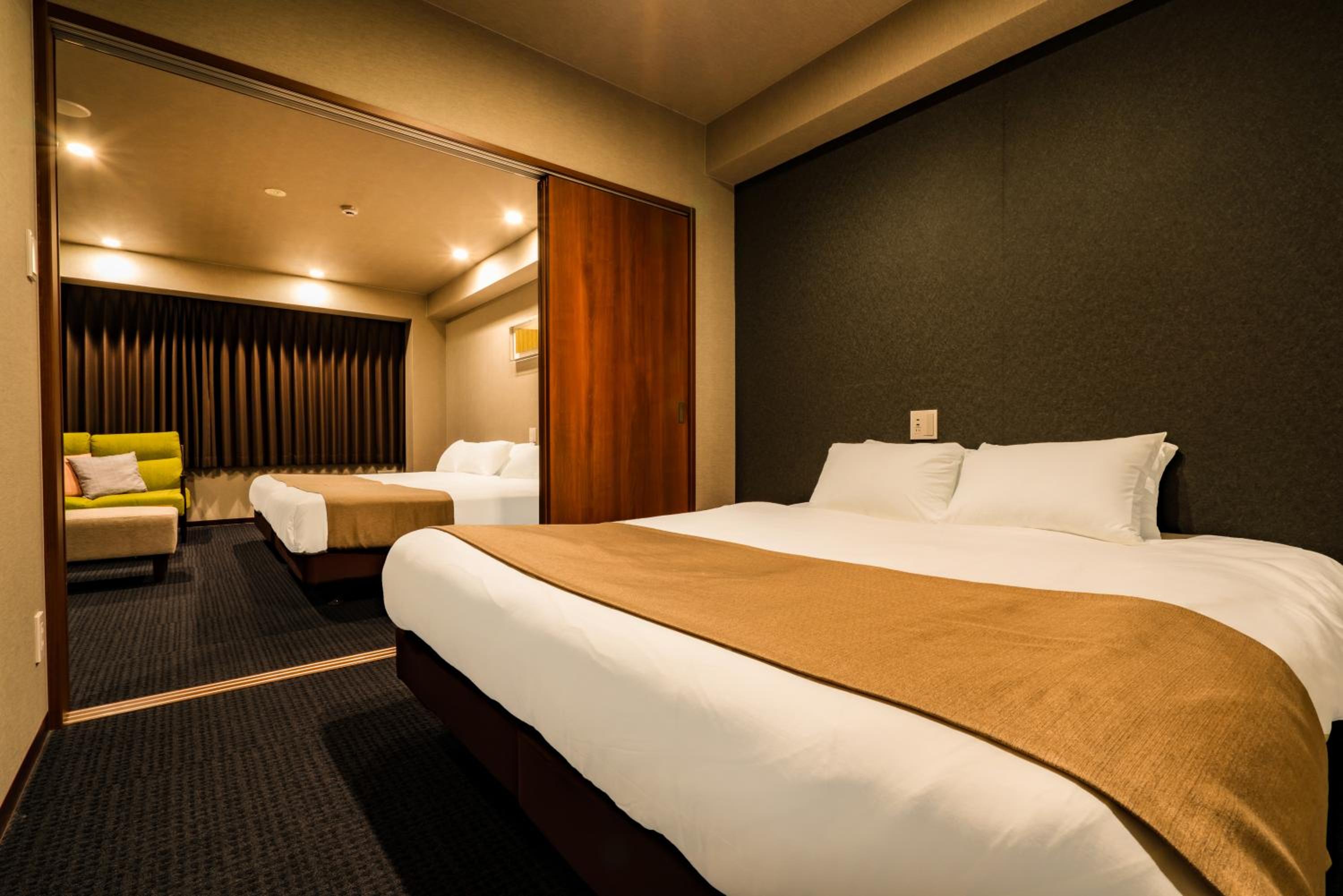 Deluxe Family Suite - Photo 11