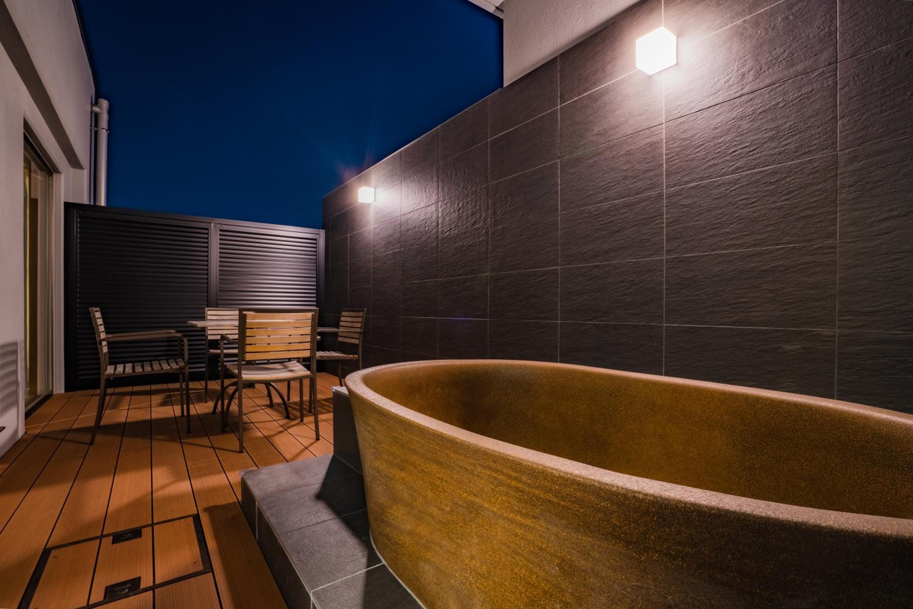 Executive Suite - Photo 21