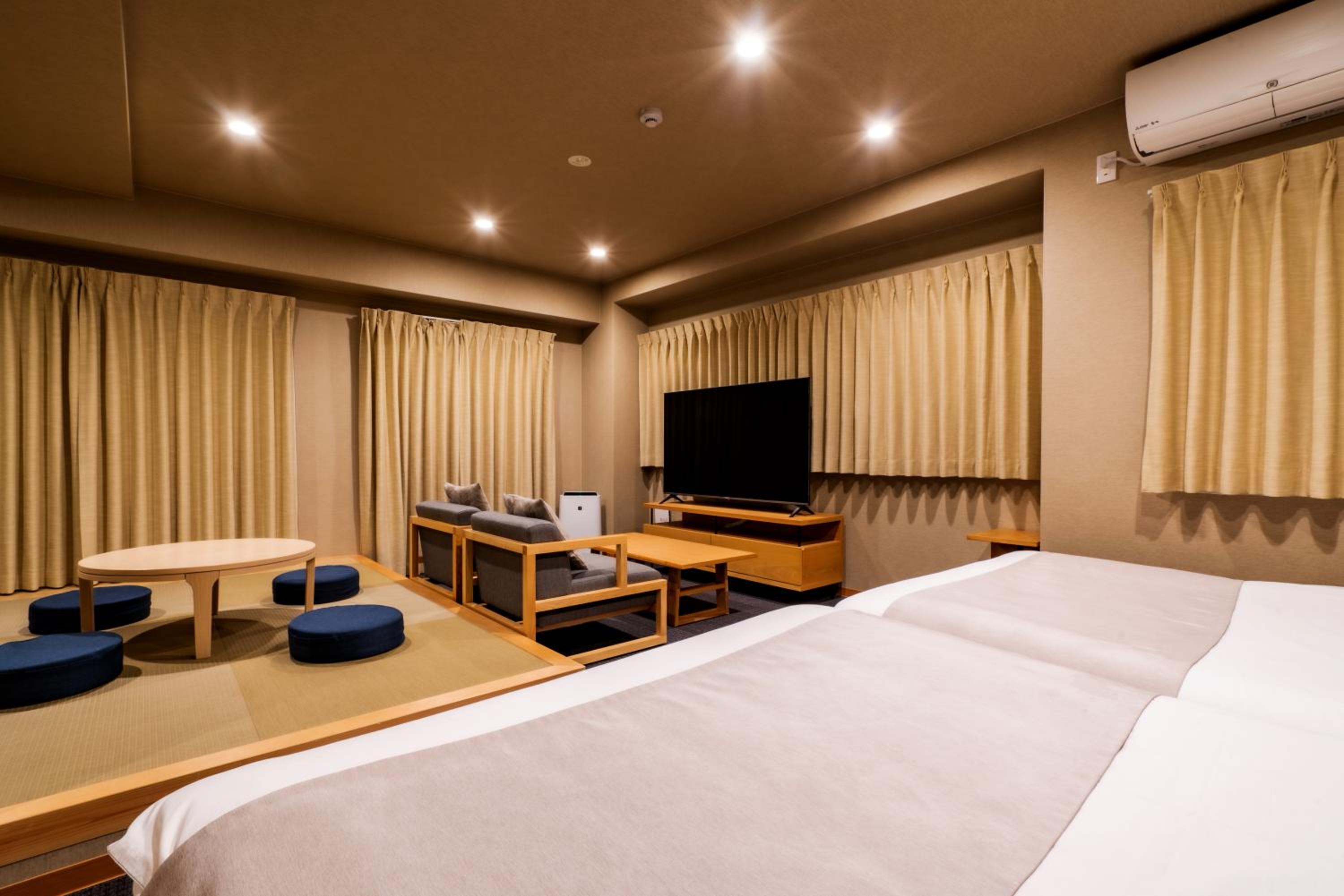 Executive Suite - Photo 19