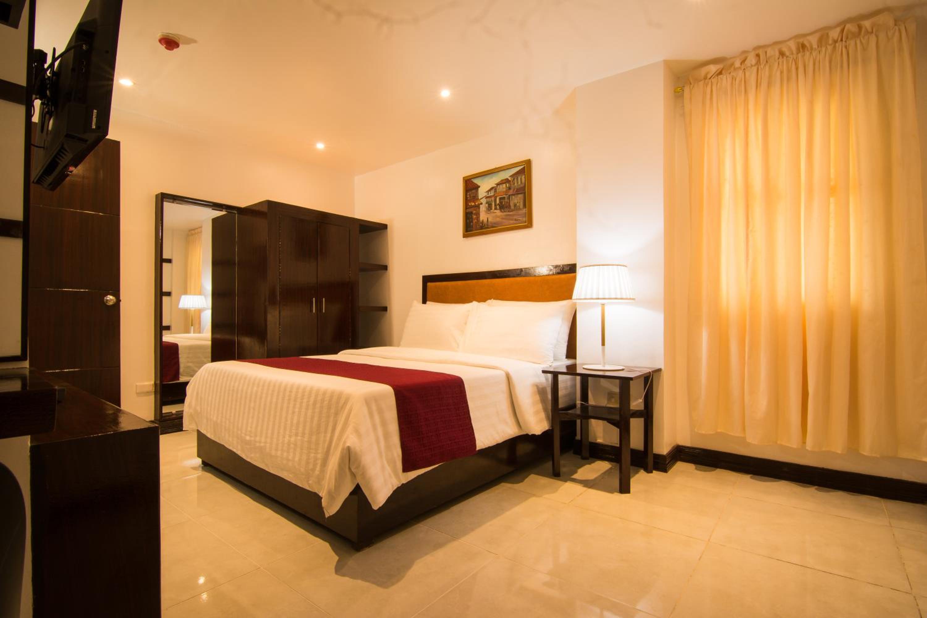Executive Suite - Photo 2