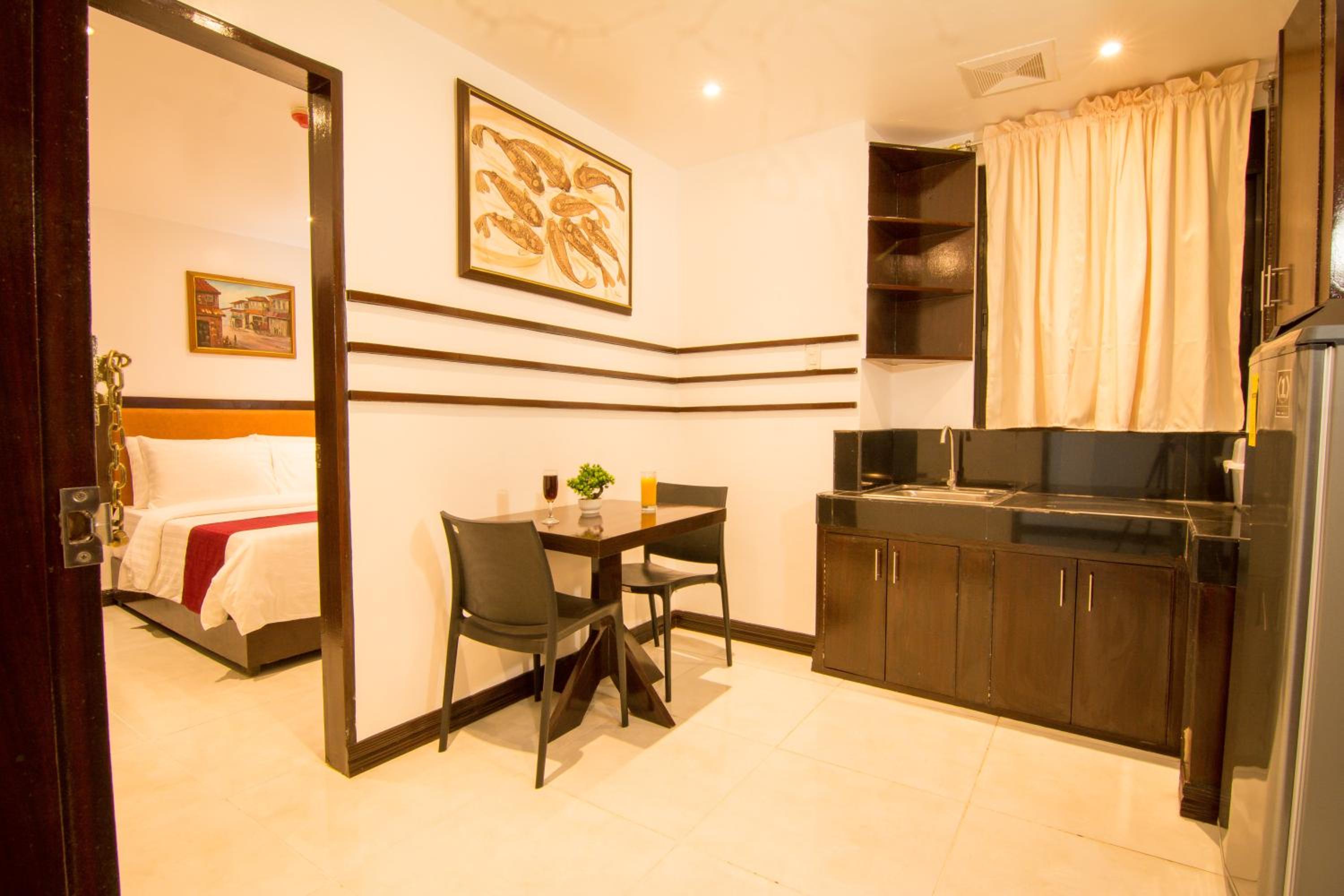Executive Suite - Photo 1