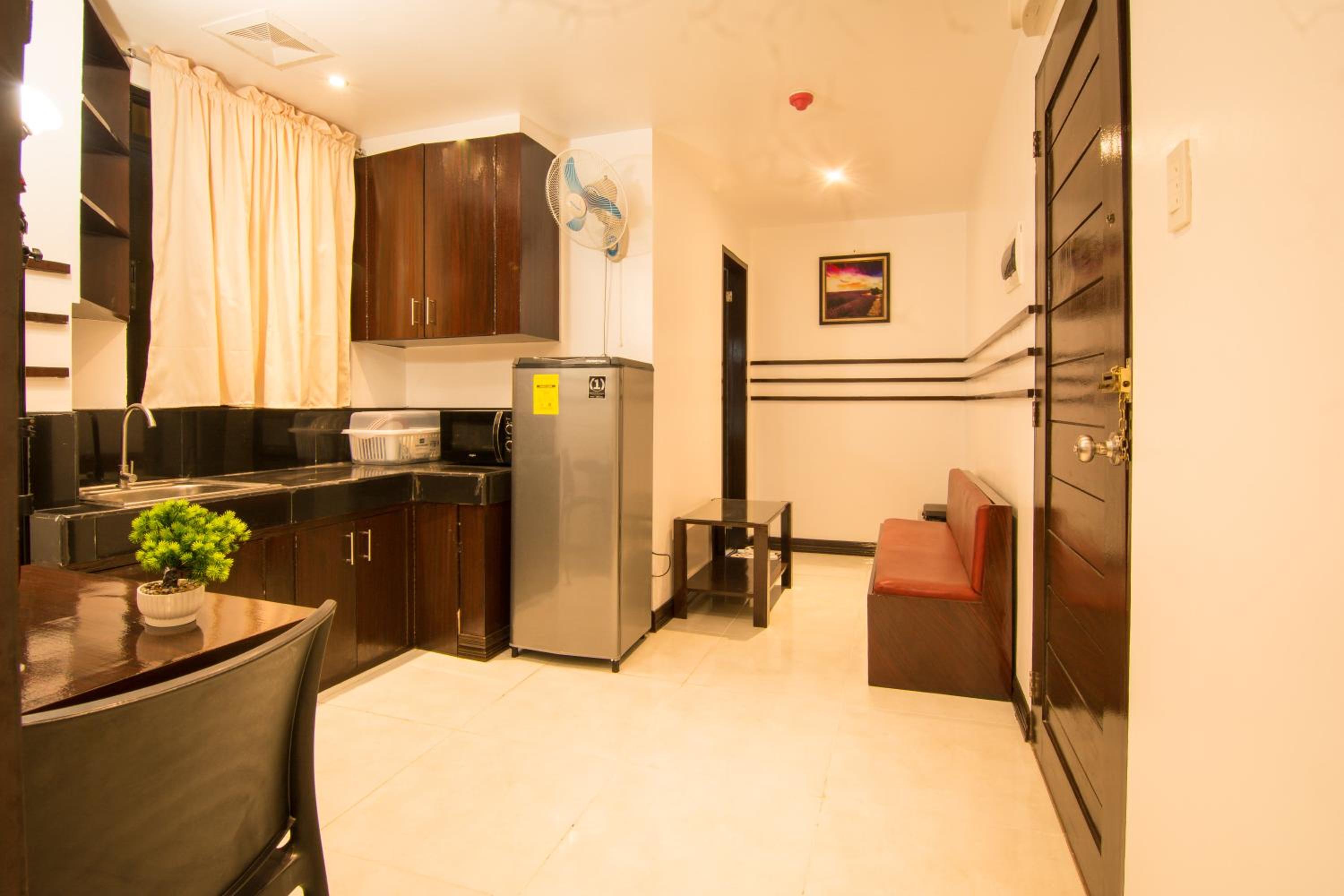 Executive Suite - Photo 3