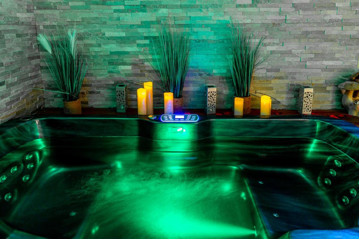 Suite with Spa Bath - Photo 3