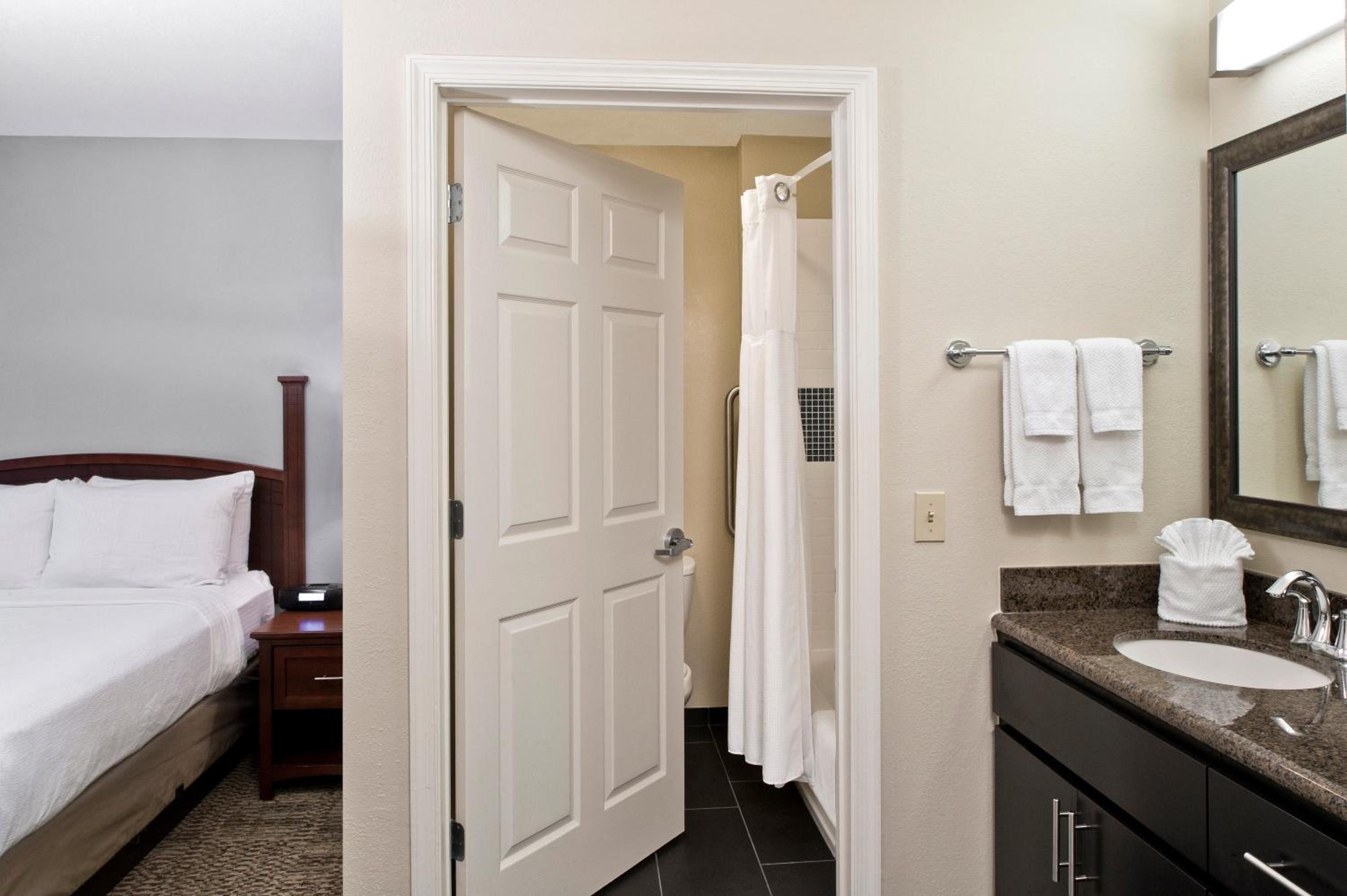 One-Bedroom Queen Suite - Photo 4