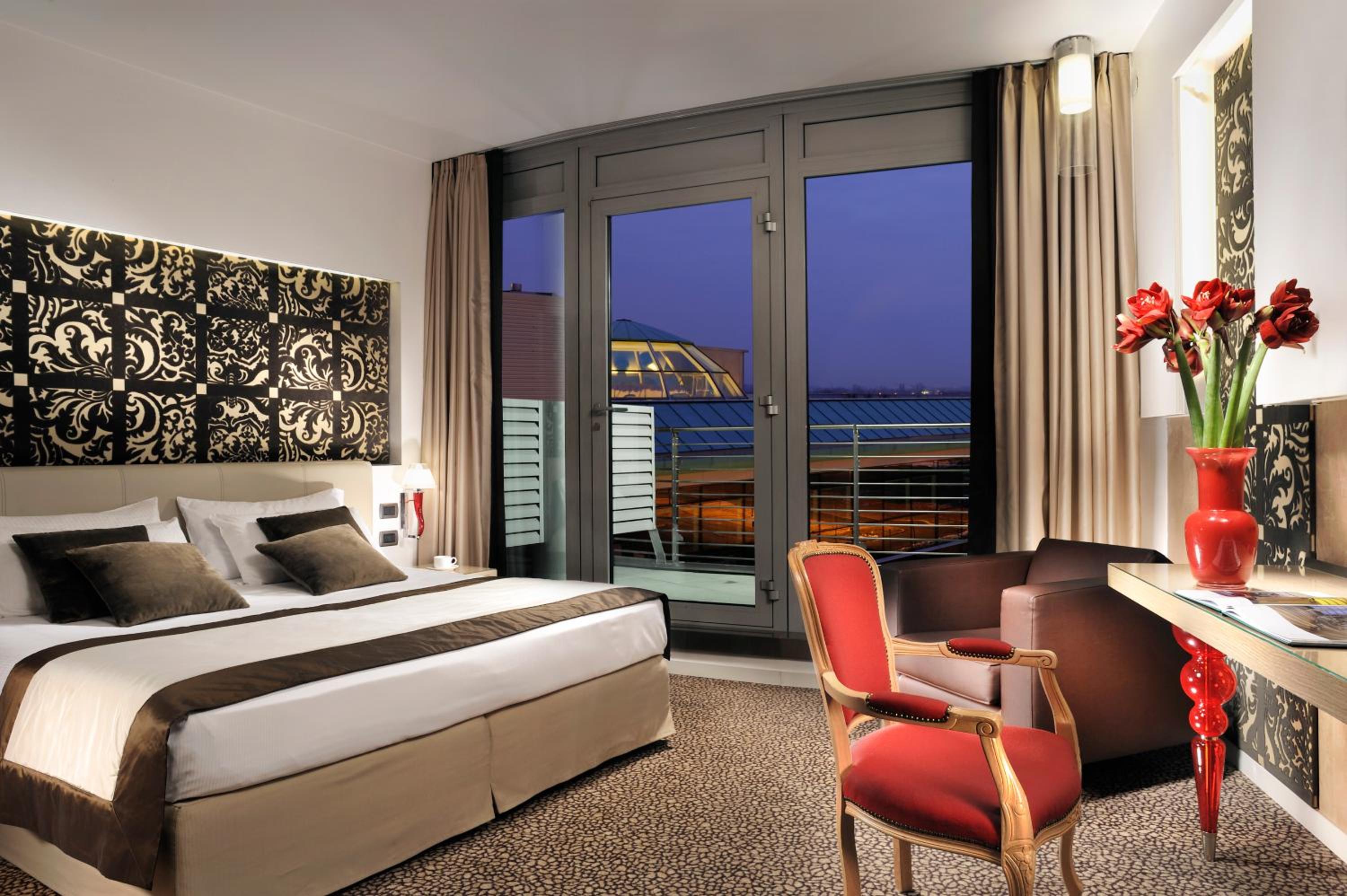 Deluxe Double Room with Balcony - Photo 2