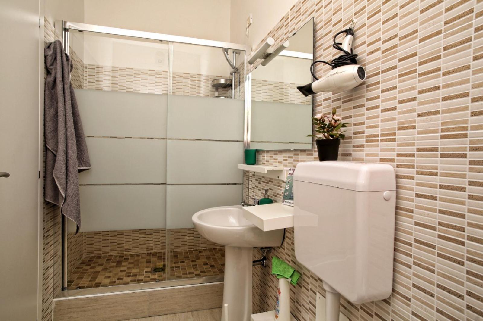 Junior Suite with Balcony - Photo 9