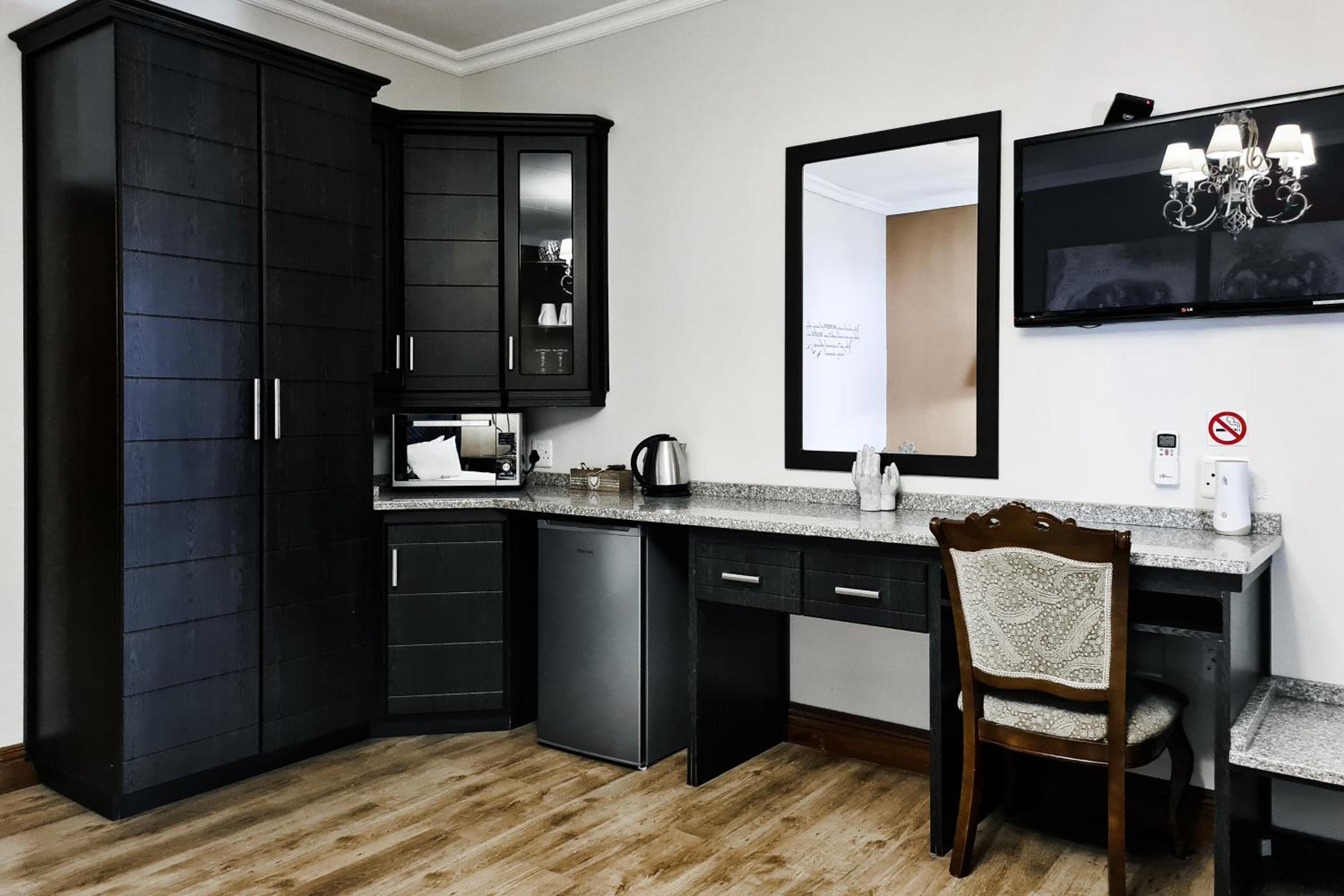 Deluxe King Room - Photo 3
