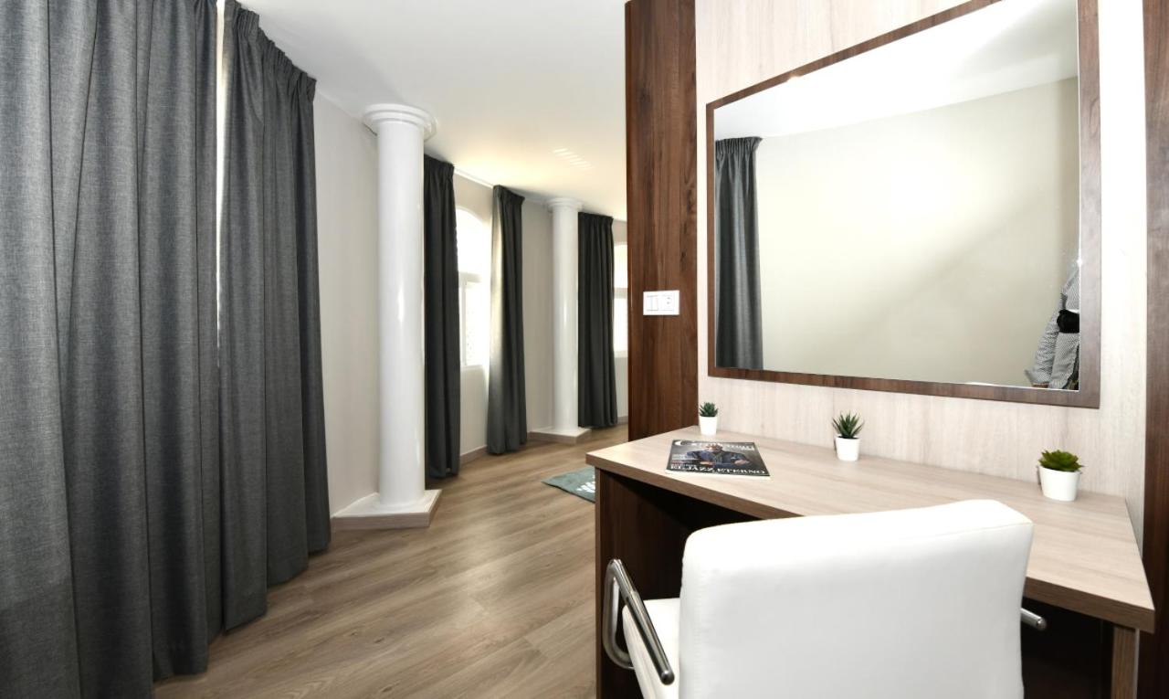 Suite - Photo 15
