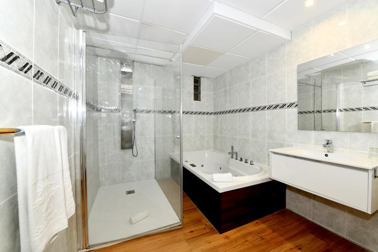 Suite - Photo 13